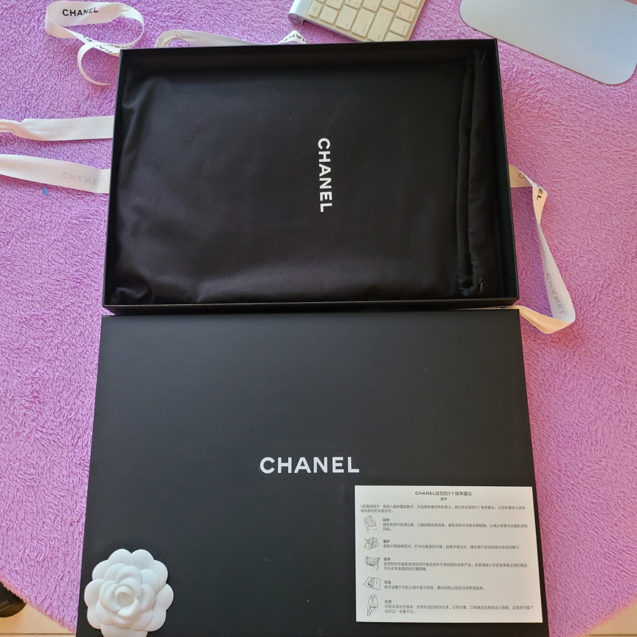Chanel Large Classic Pouch Grained Calfskin & Silver Black 착용 스타일 - 2