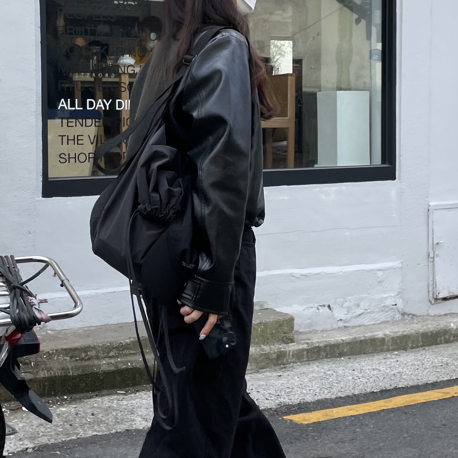 Uniqlo U Drawstring Shoulder Bag Black, Reebok x Kanghyuk Premier Road Modern White Red  착용 스타일 - 2