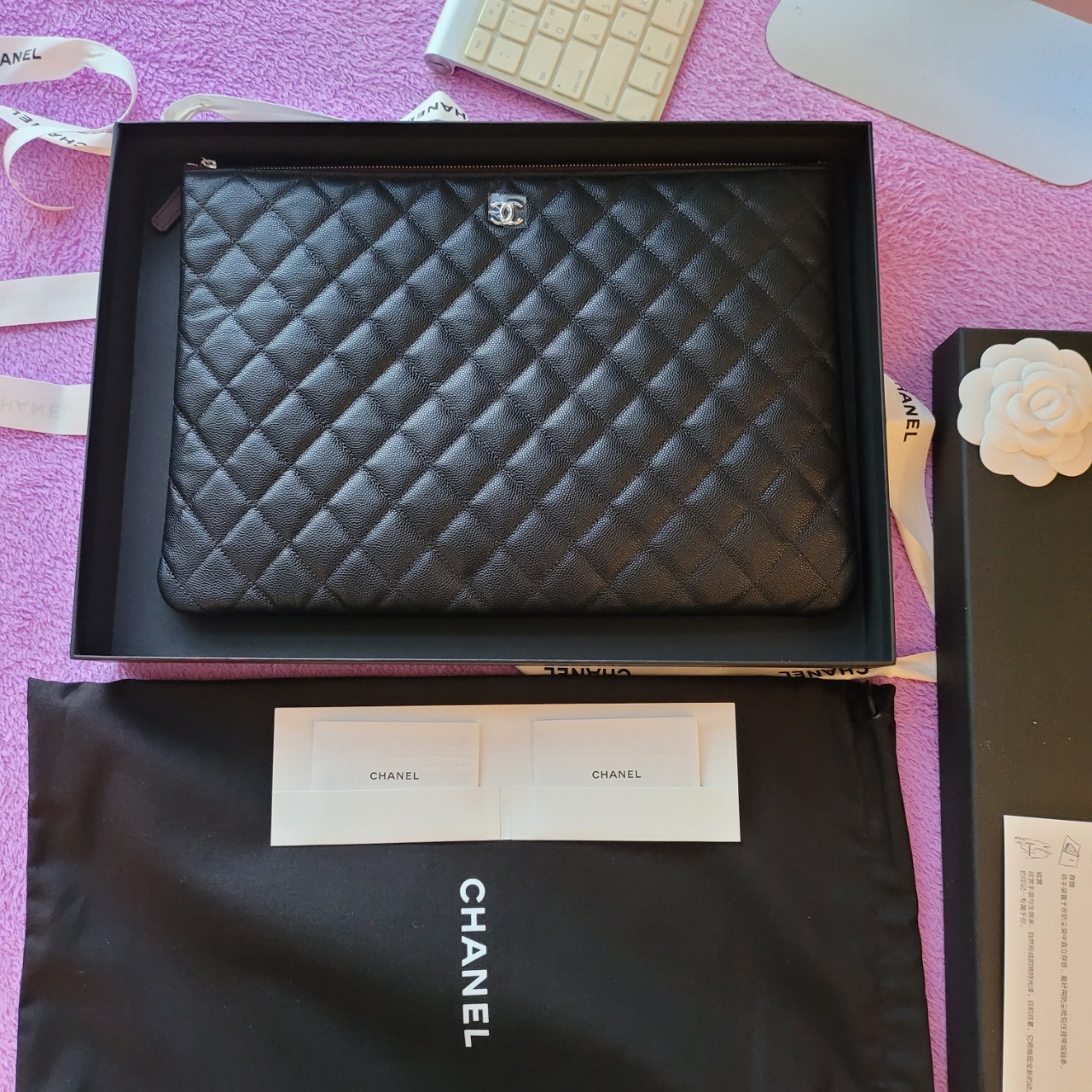 Chanel Large Classic Pouch Grained Calfskin & Silver Black 착용 스타일 - 3