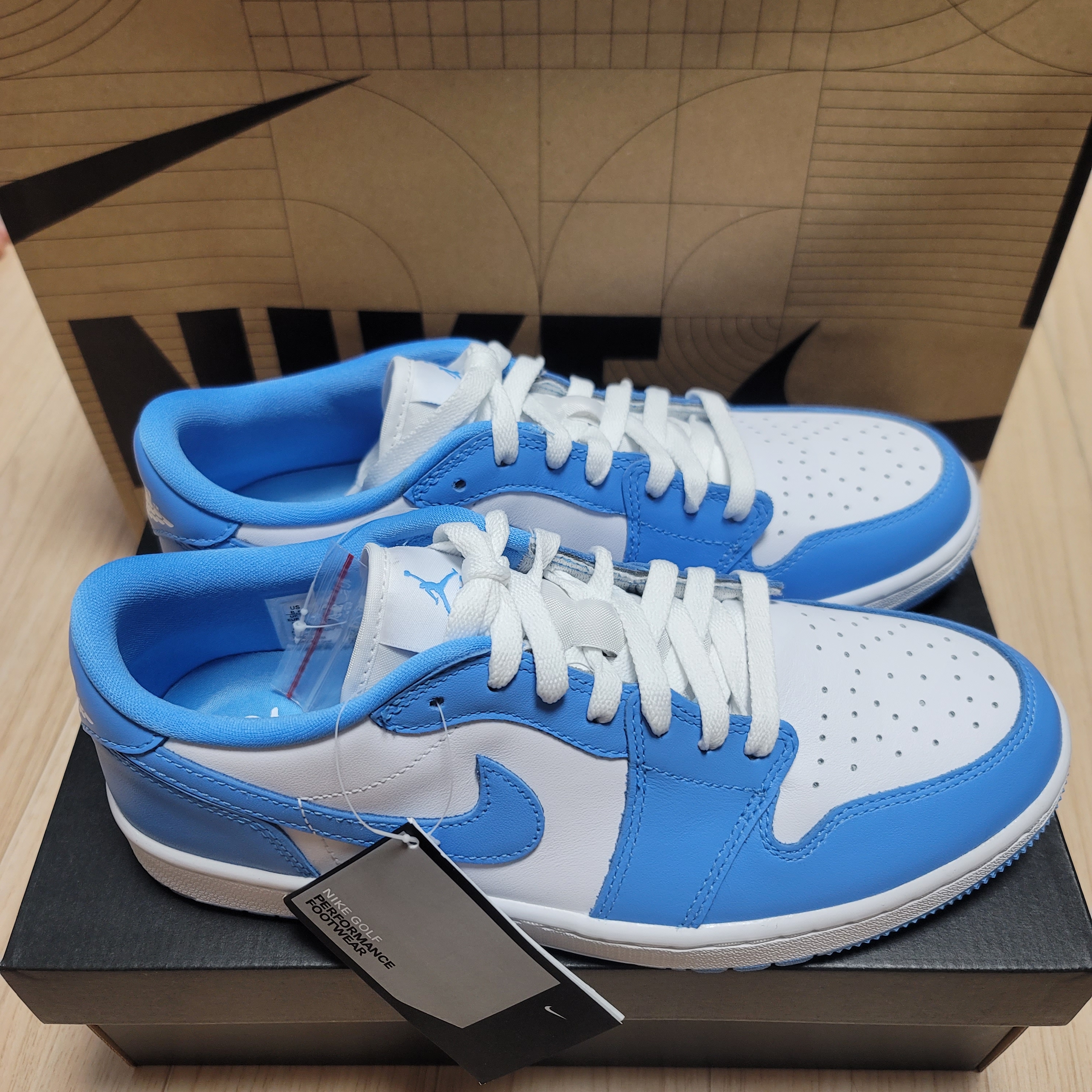Jordan 1 Low Golf White and University Blue 착용 스타일 - 1