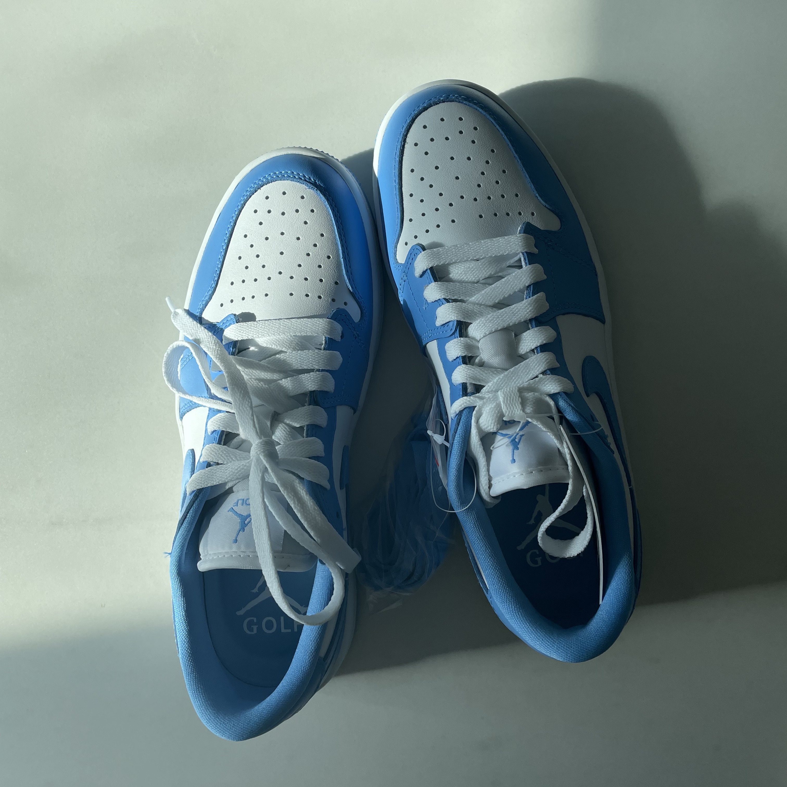 Jordan 1 Low Golf White and University Blue 착용 스타일