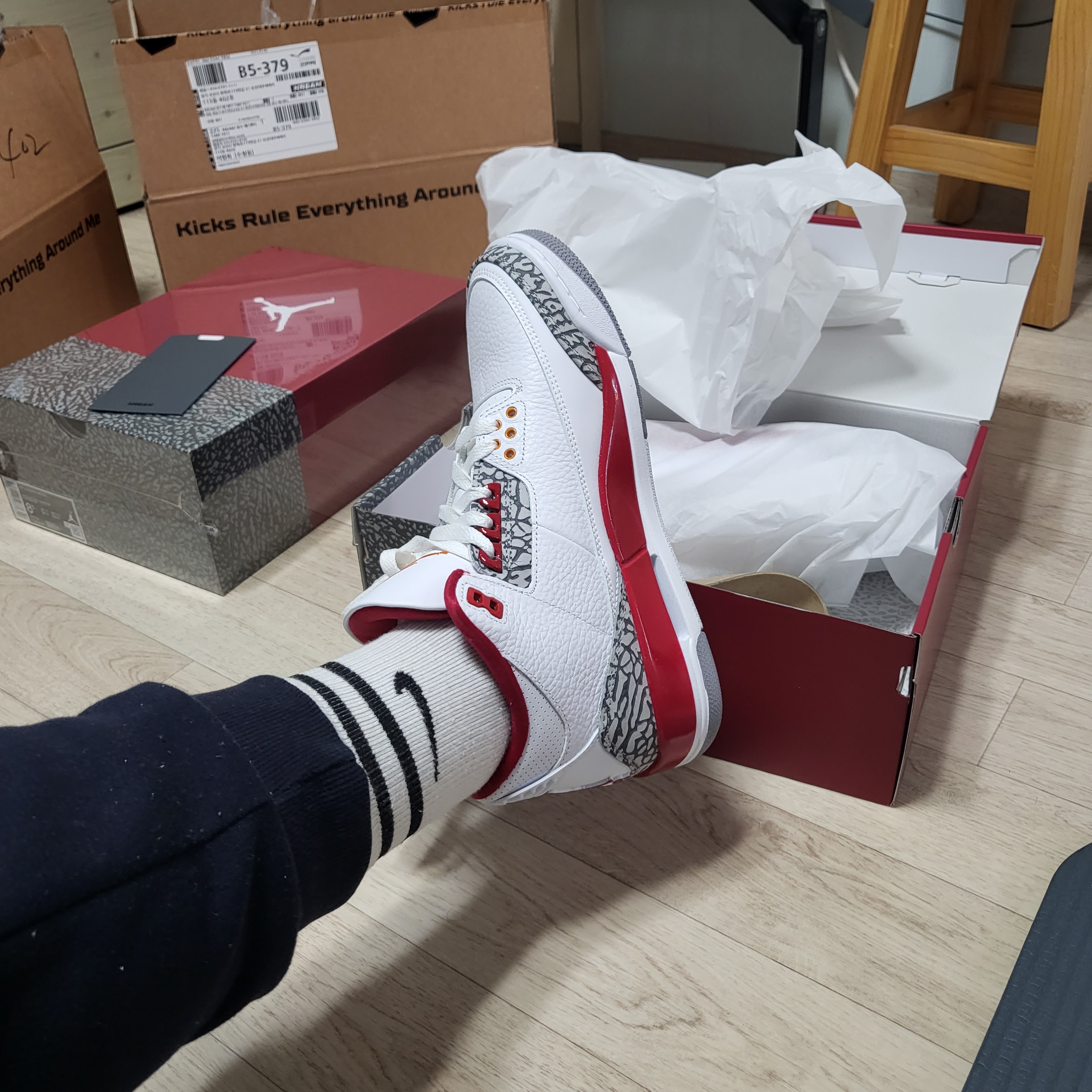 Jordan 3 Retro Cardinal Red 착용 스타일 - 3
