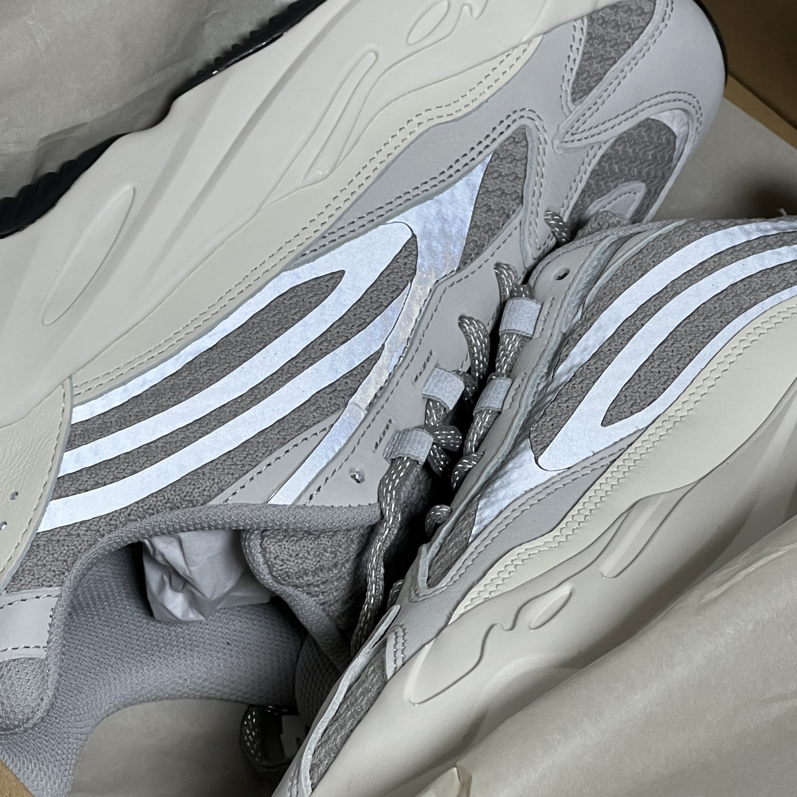 Adidas Yeezy Boost 700 V2 Static 2022 착용 스타일 - 1
