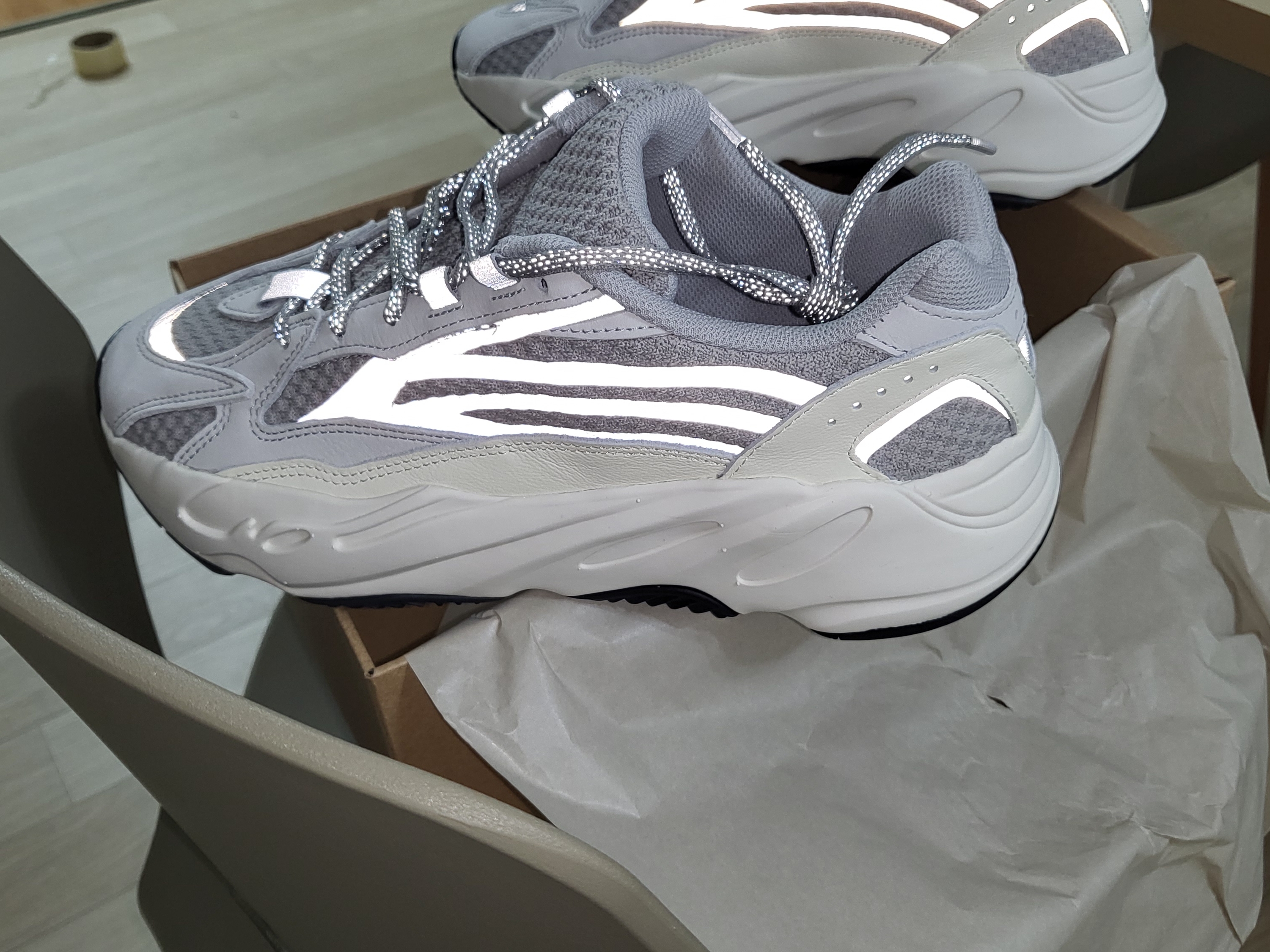 Adidas Yeezy Boost 700 V2 Static 2022 착용 스타일 - 3