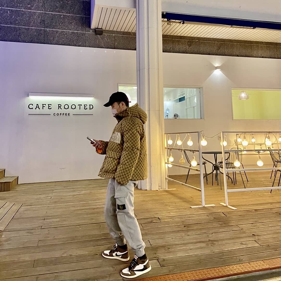 (W) Gucci x The North Face GG Padded Jacket Beige Ebony, Stone Island 64520 Cotton Fleece Sweatpants Black - 20FW 착용 스타일