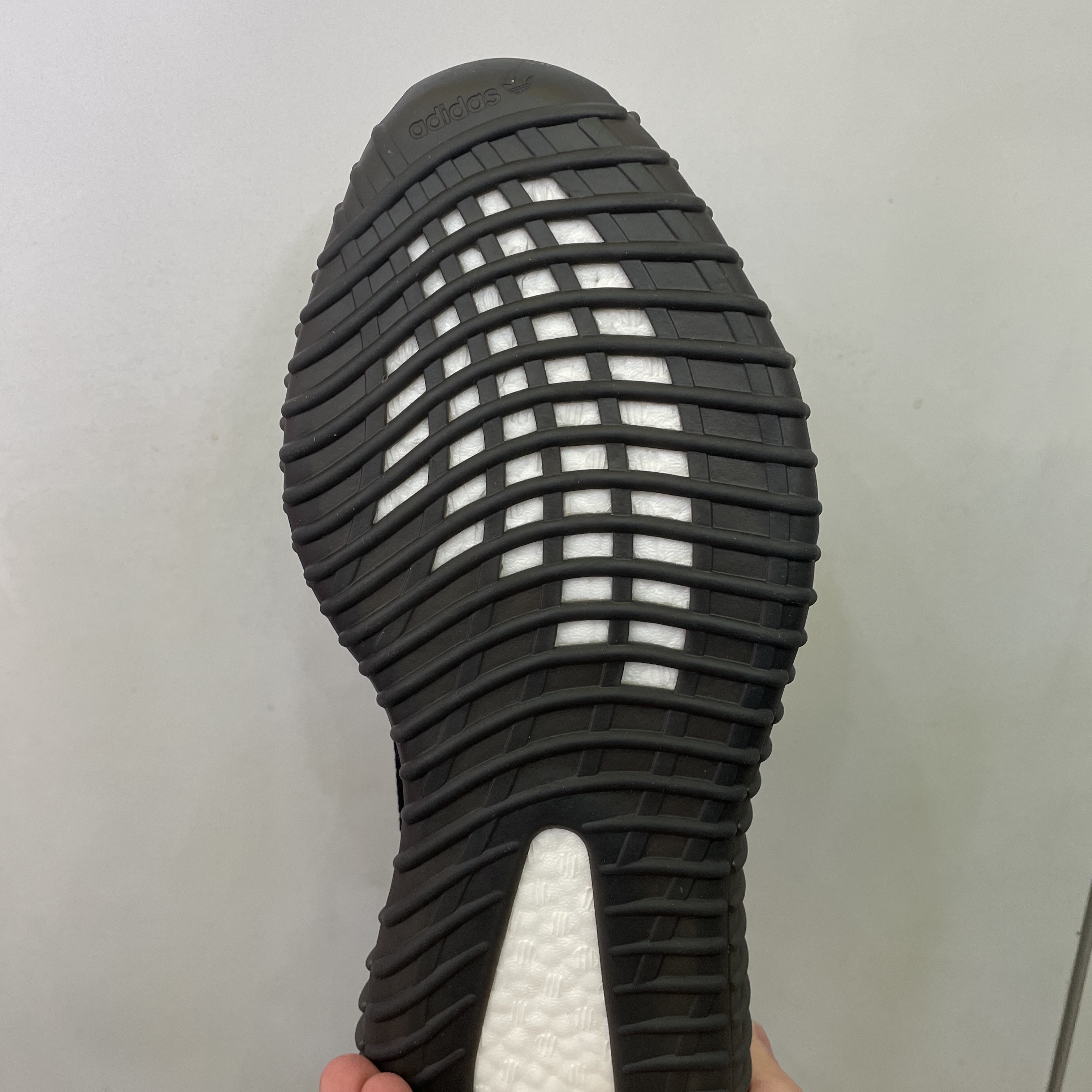 Adidas Yeezy Boost 350 V2 Dazzling Blue 착용 스타일 - 4