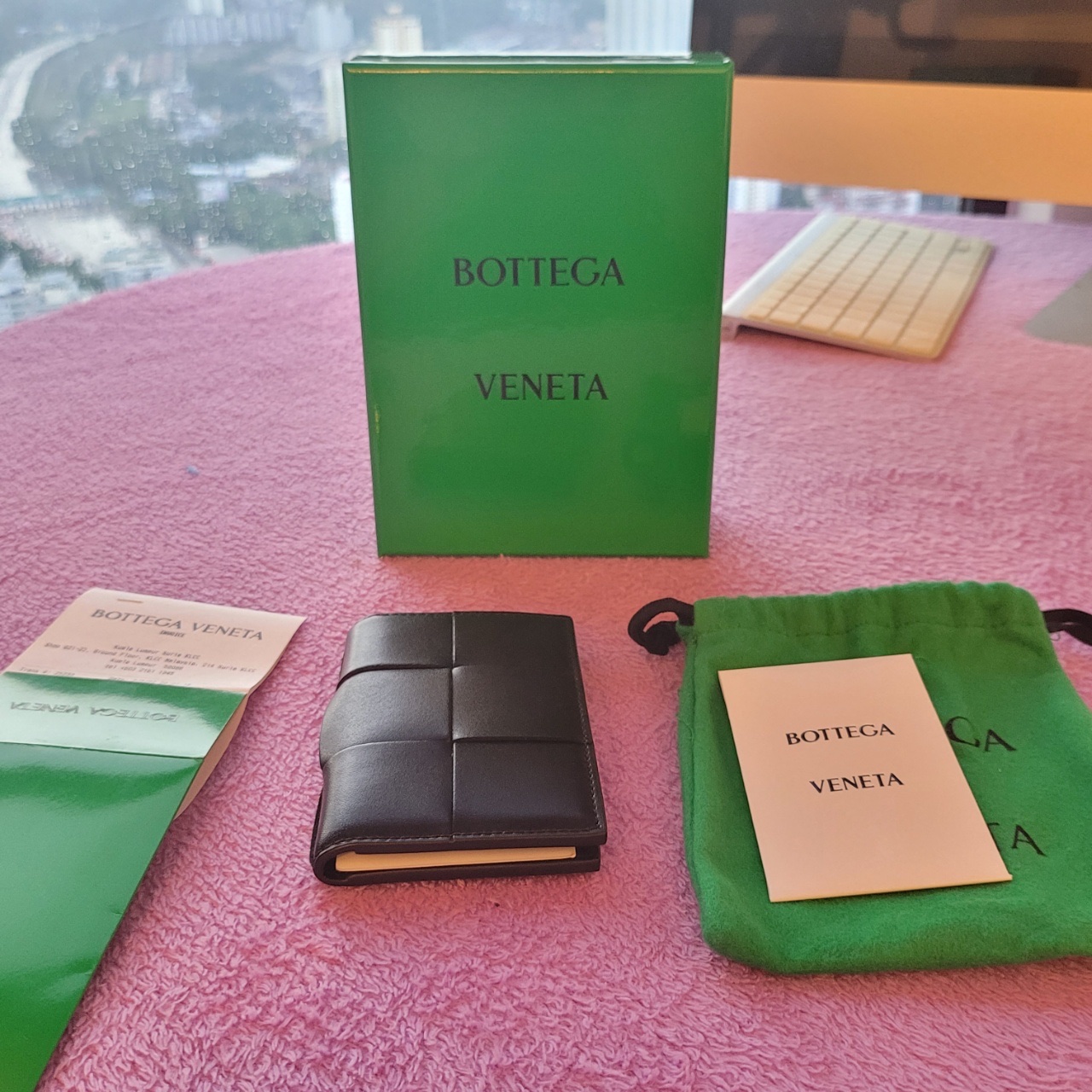 Bottega Veneta Flap Card Case Black 착용 스타일 - 1