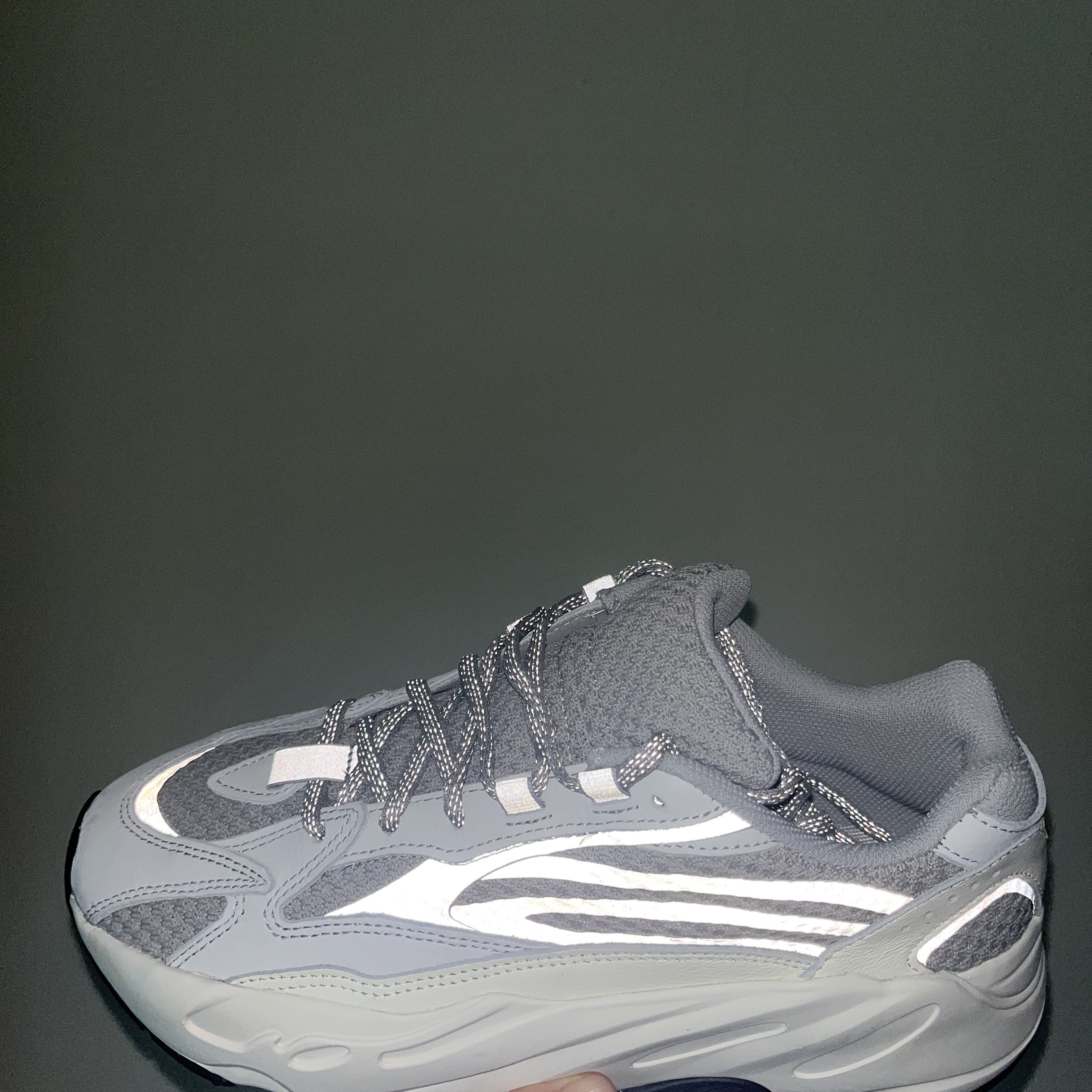 Adidas Yeezy Boost 700 V2 Static 2022 착용 스타일 - 4