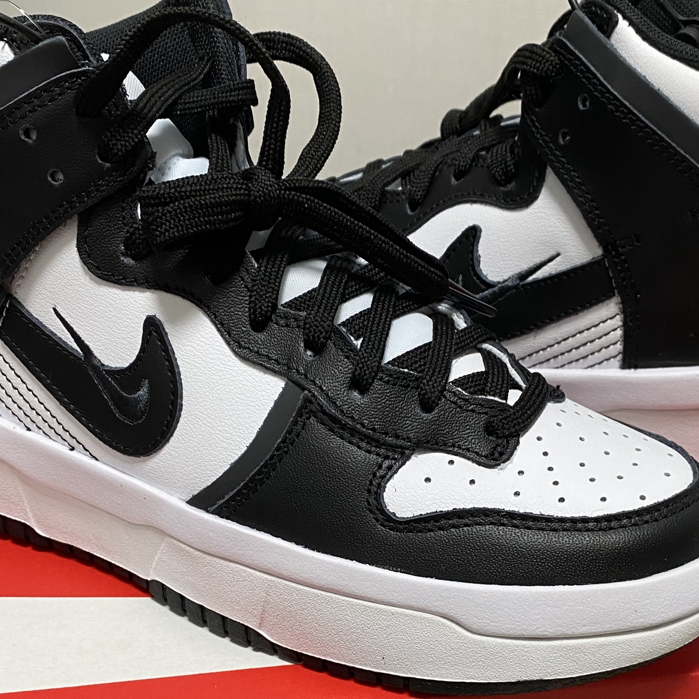 (W) Nike Dunk High Up Black and White 착용 스타일 - 3