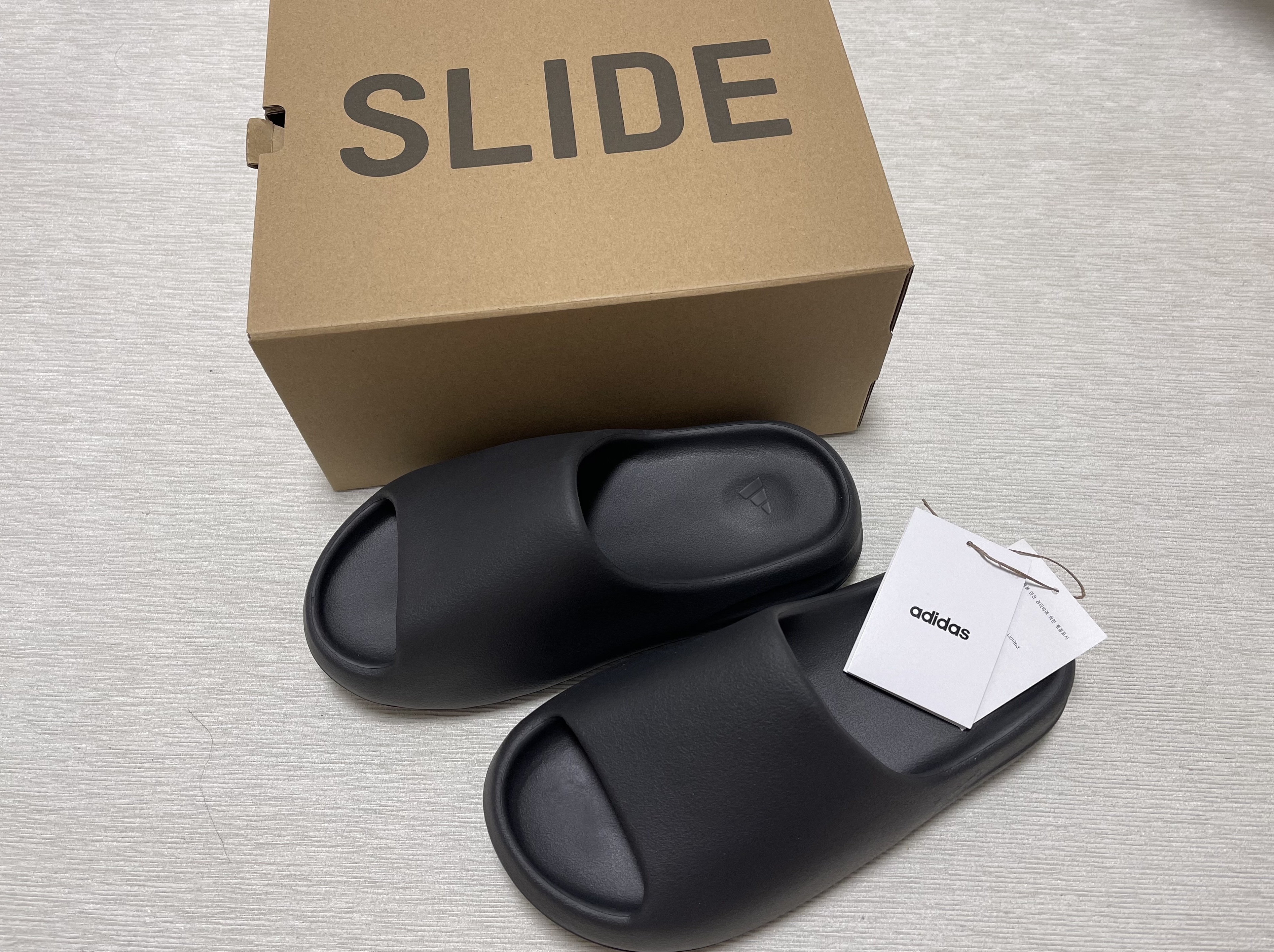 Adidas Yeezy Slide Onyx 착용 스타일