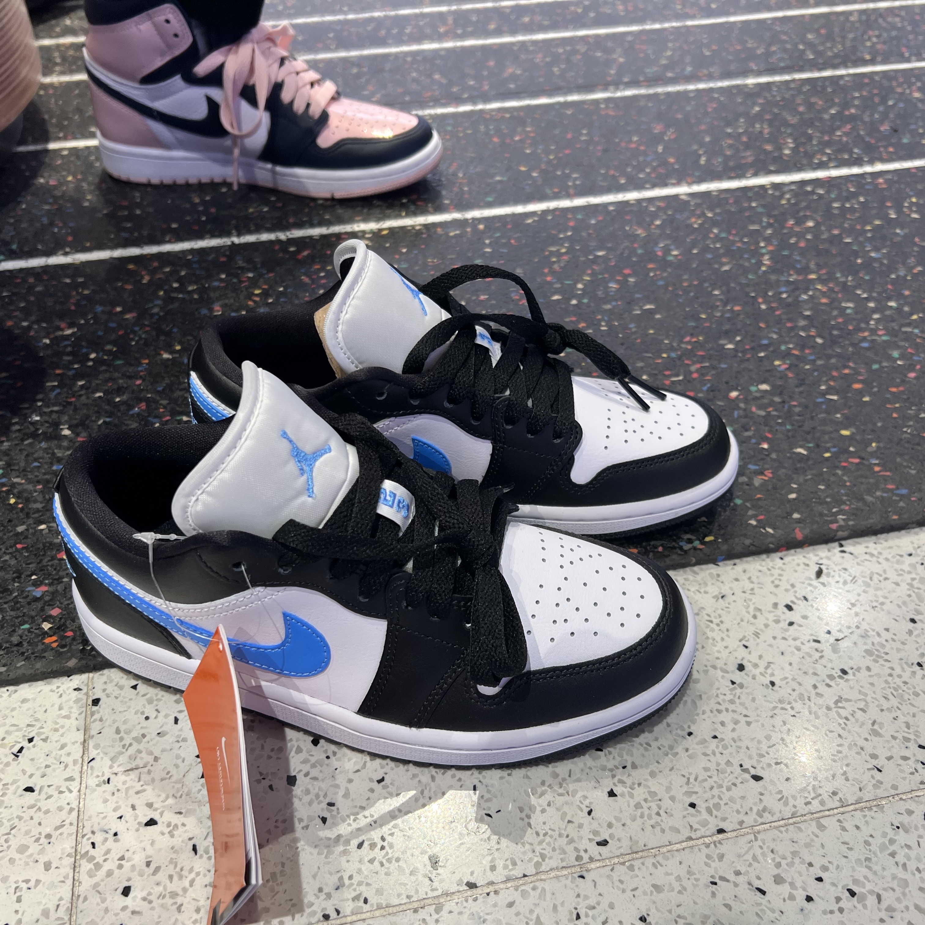 (W) Jordan 1 Low Black University Blue, (W) Jordan 1 Retro High OG Atmosphere 착용 스타일 - 3