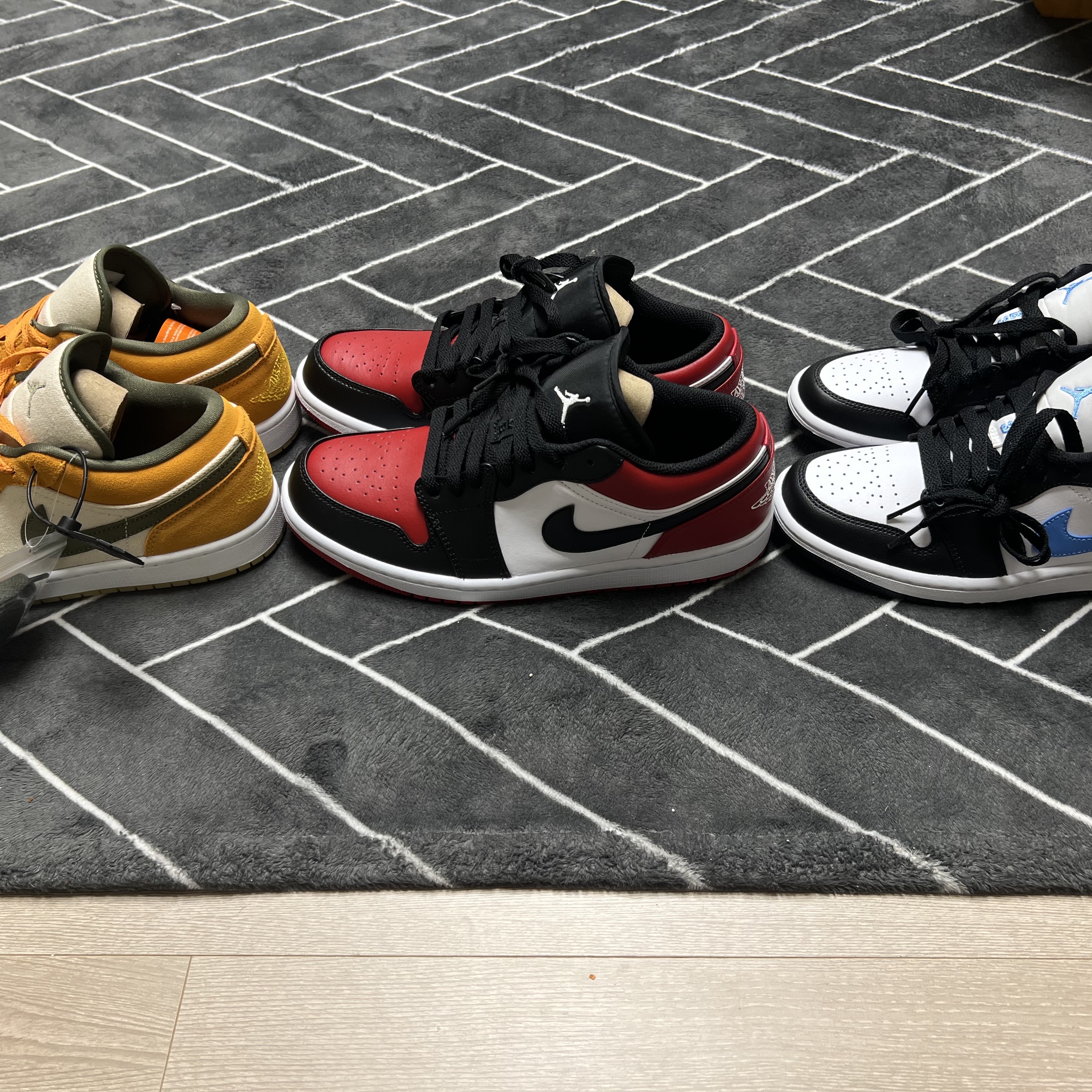 Jordan 1 Low SE Light Curry, Jordan 1 Low Bred Toe 착용 스타일 - 3