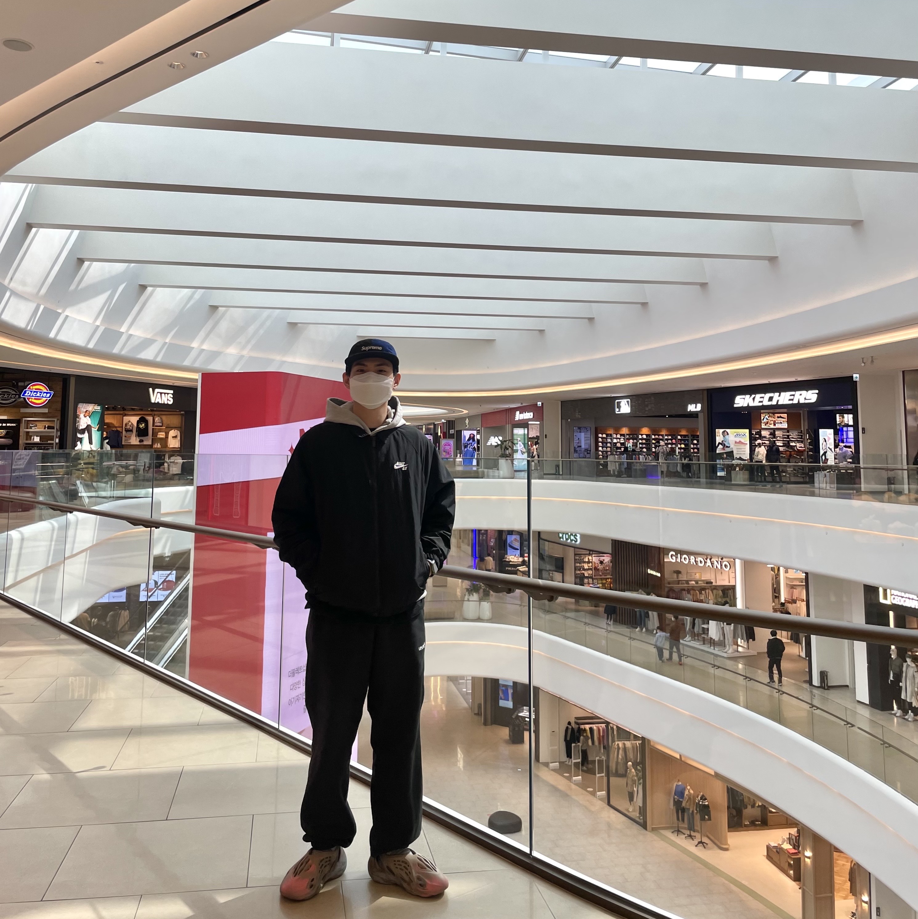 Adidas Yeezy Foam RNNR MX Sand Grey 착용 스타일