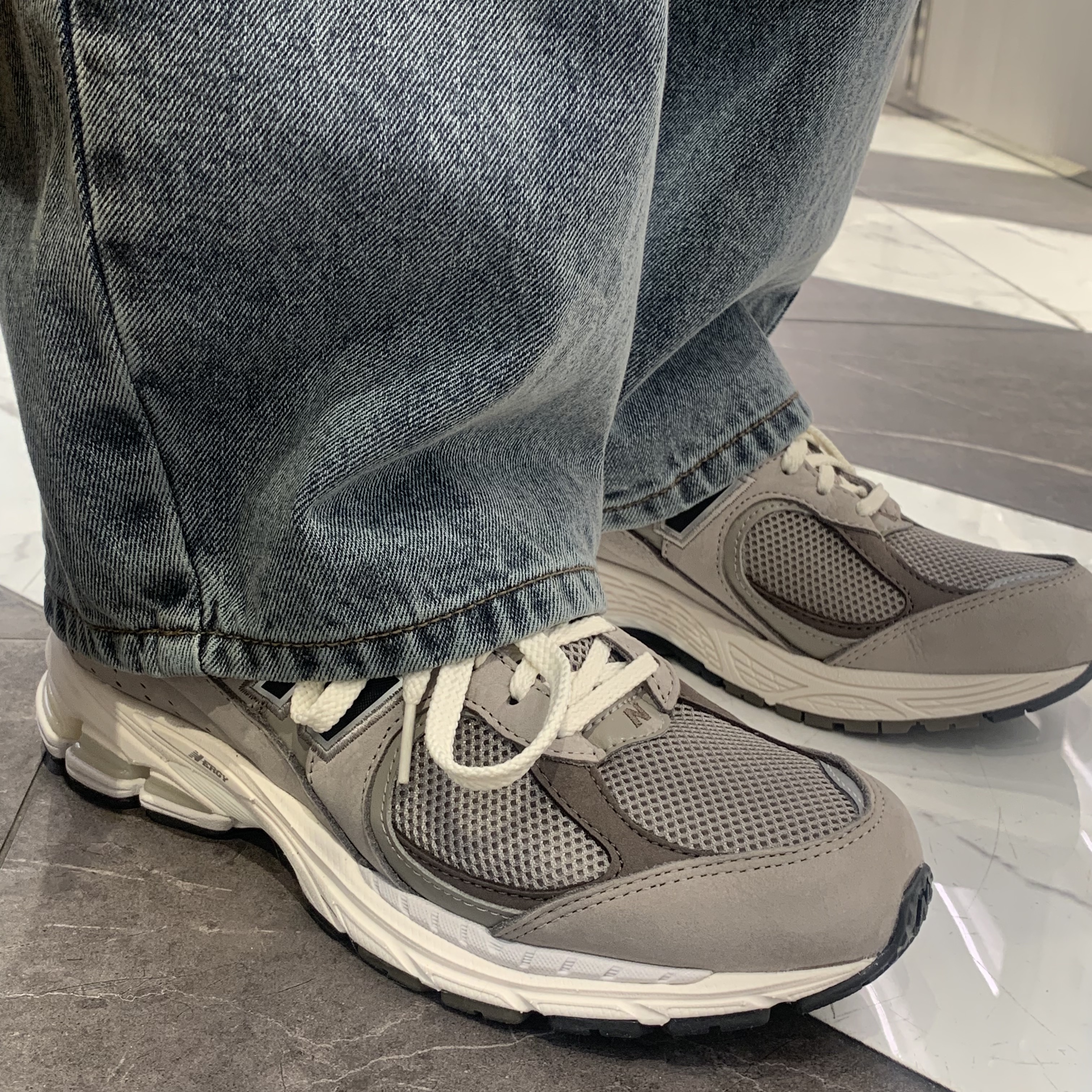 New Balance 2002 Warm Alpaca 착용 스타일