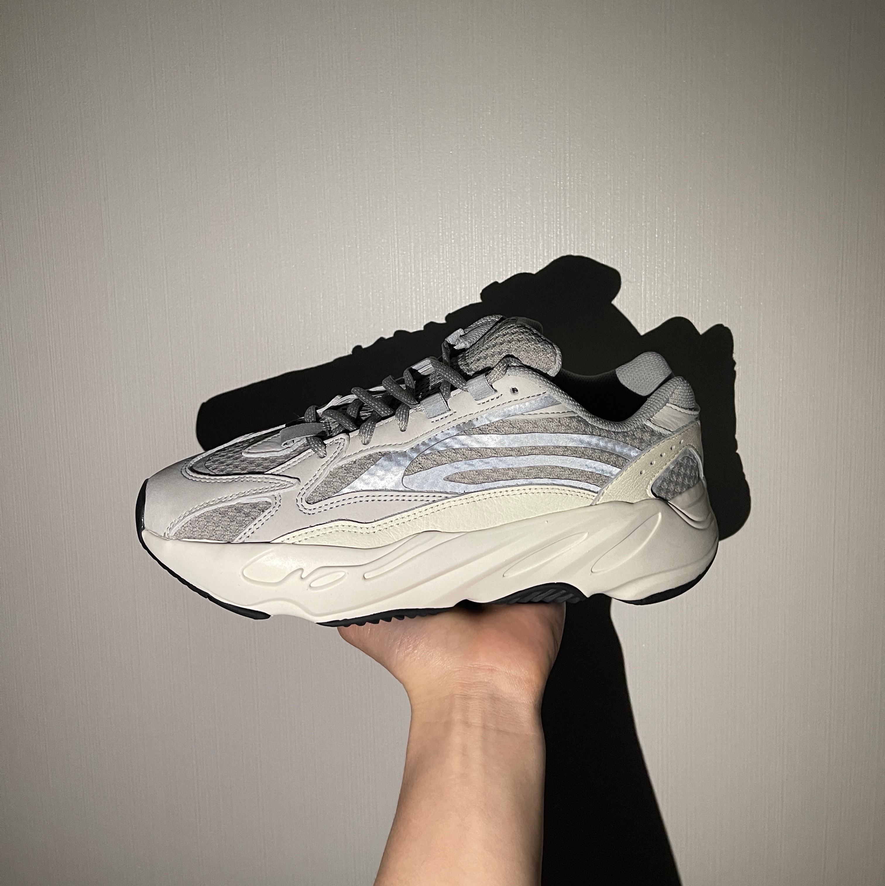 Adidas Yeezy Boost 700 V2 Static 2022 착용 스타일 - 2