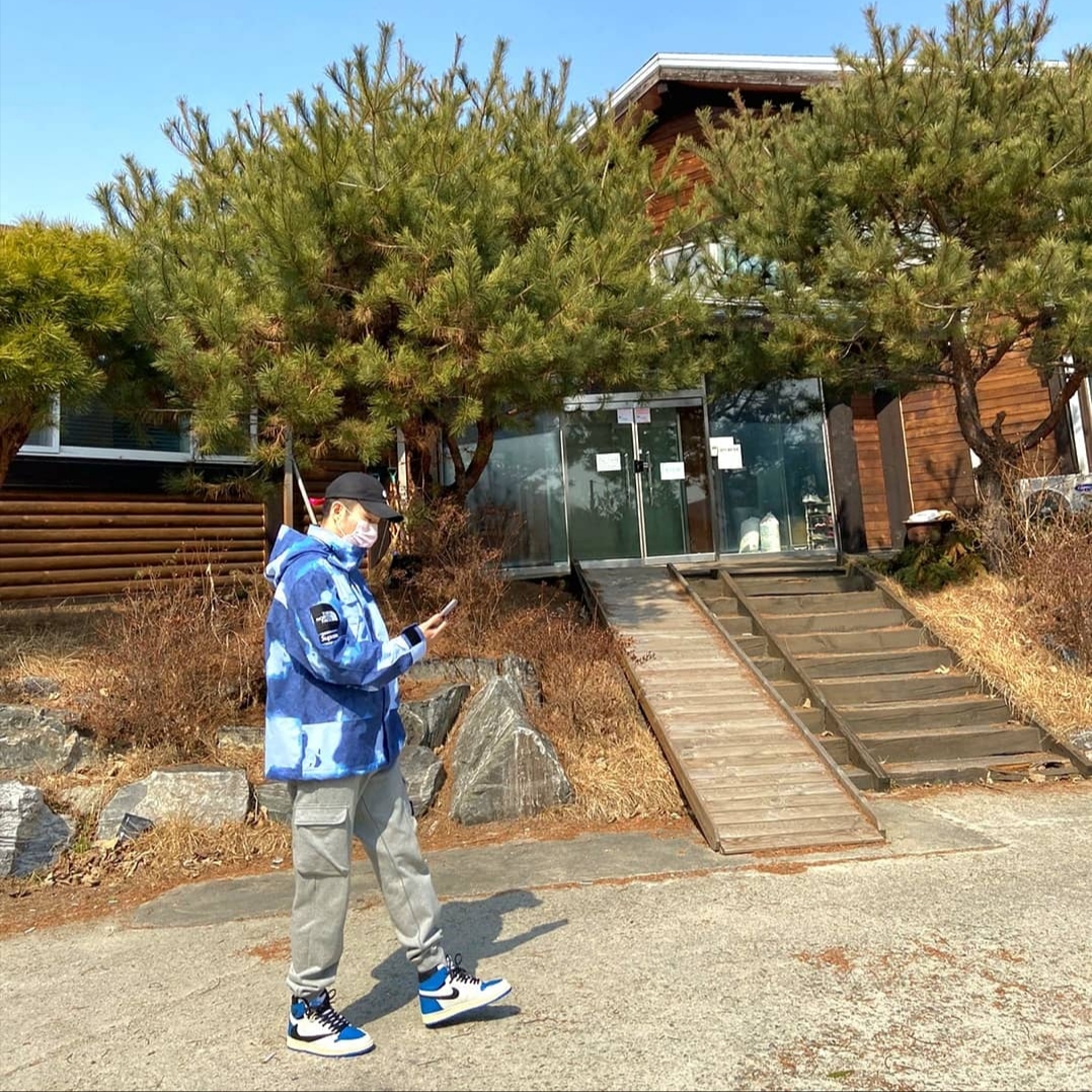Supreme x The North Face Bleached Denim Print Mountain Jacket Indigo - 21FW, Jordan 1 x Travis Scott x Fragment Retro High OG SP Military Blue 착용 스타일 - 2