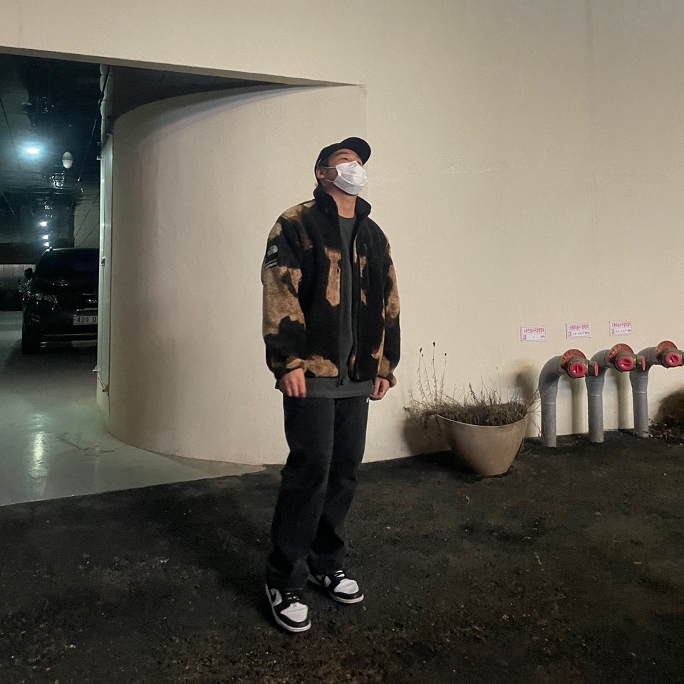 Supreme x The North Face Bleached Denim Print Fleece Jacket Black - 21FW, IAB Studio Pigment T-Shirt Black 착용 스타일