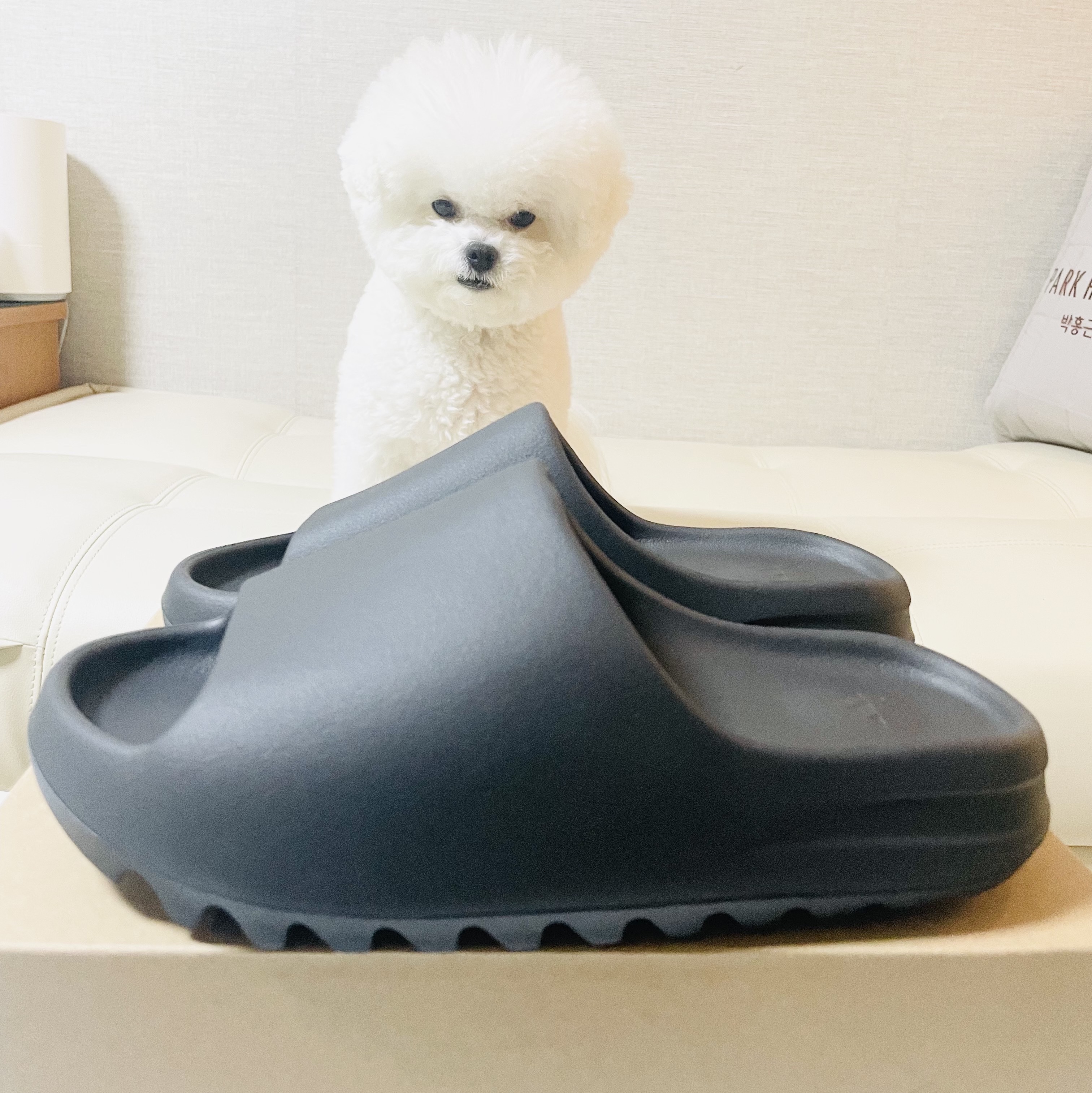 Adidas Yeezy Slide Onyx 착용 스타일
