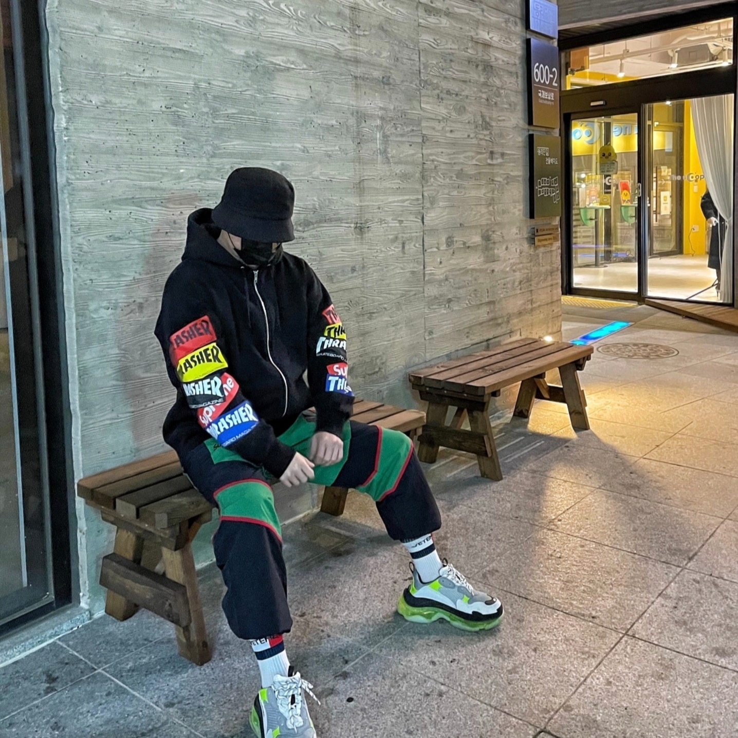 Supreme x New York Yankees Track Pants Green - 21FW, Supreme x Thrasher Multi Logo Zip Up Hooded Sweatshirt Black - 21FW 착용 스타일