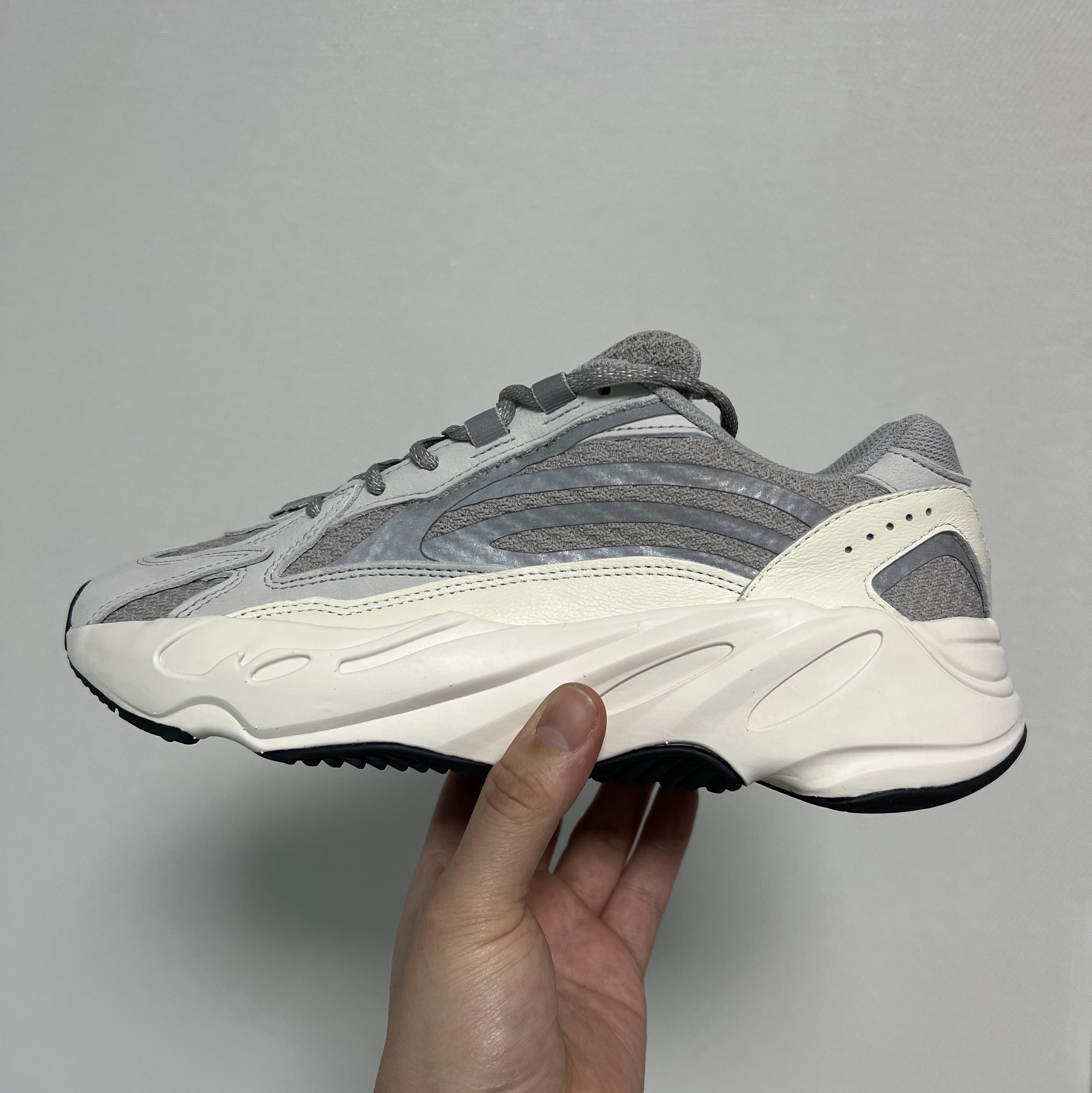 Adidas Yeezy Boost 700 V2 Static 2022 착용 스타일 - 2