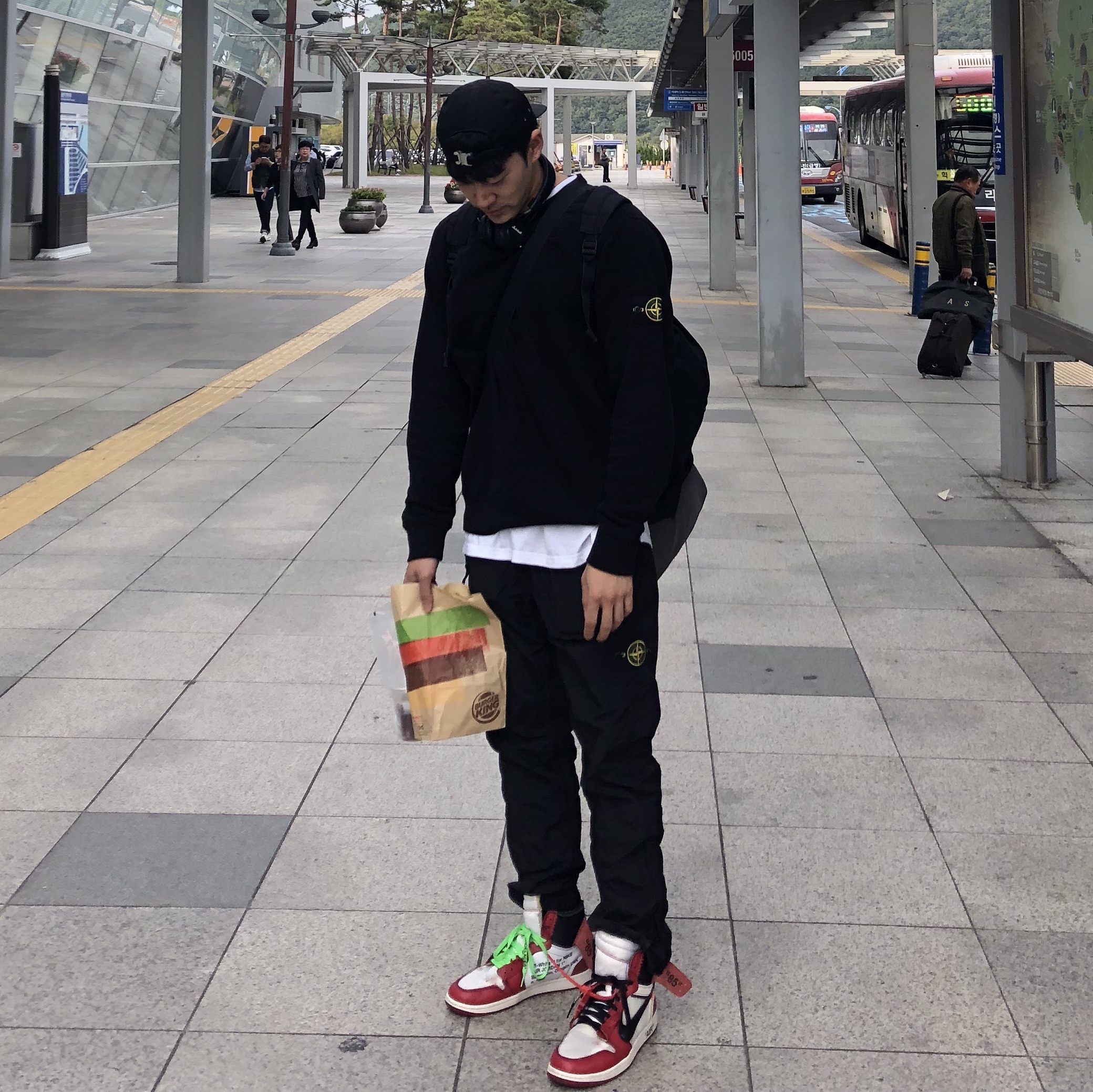 Stone Island 63020 Crewneck Sweatshirt Black - 21FW, Jordan 1 x Off-White Retro High Chicago The Ten 착용 스타일