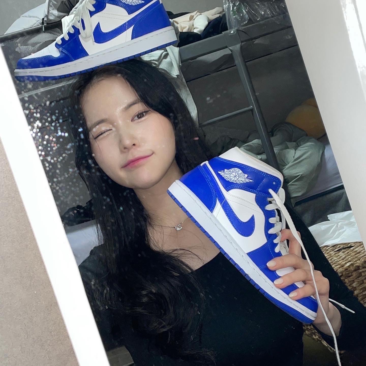 (W) Jordan 1 Mid White Hyper Royal 착용 스타일 - 2