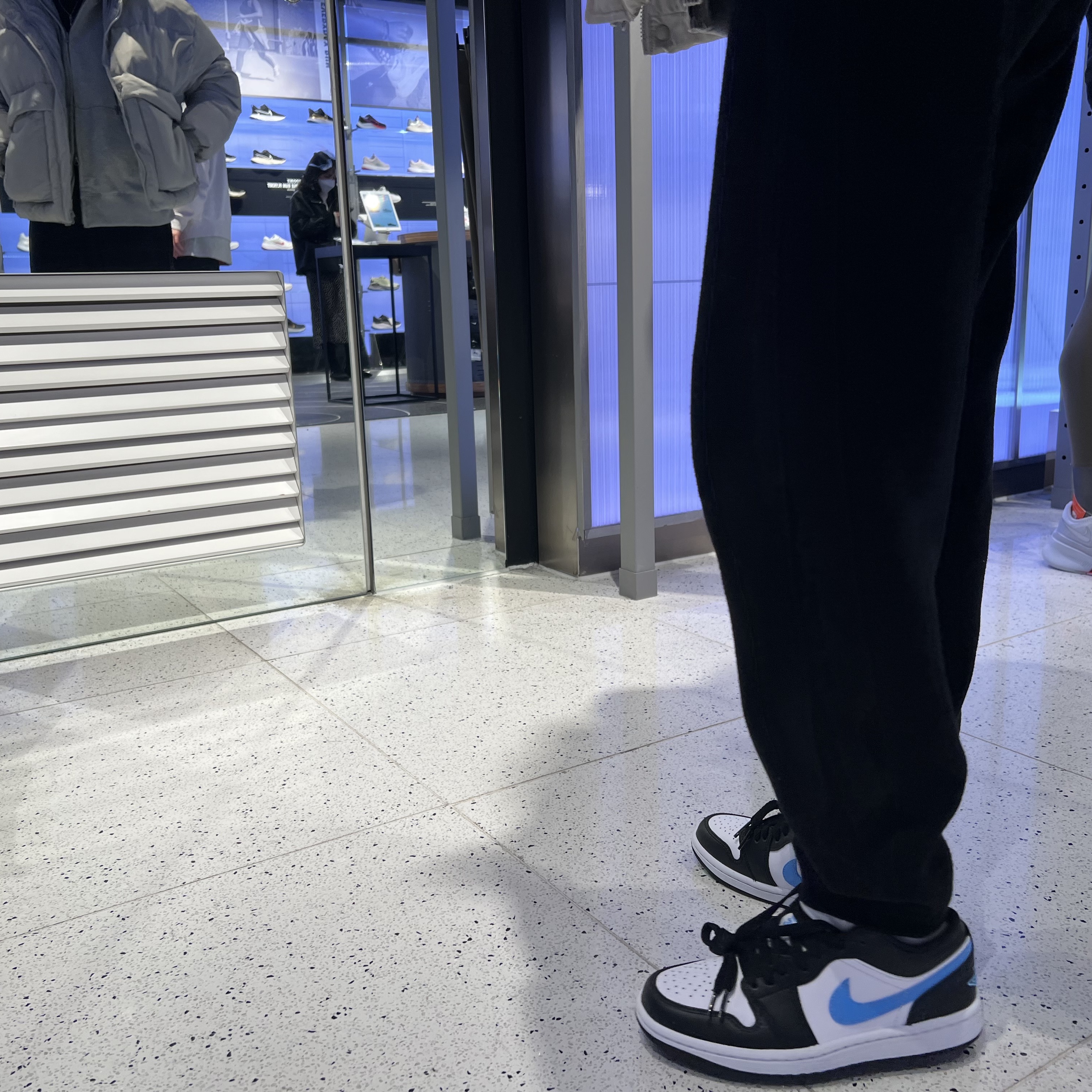 (W) Jordan 1 Low Black University Blue, (W) Jordan 1 Retro High OG Atmosphere 착용 스타일 - 2