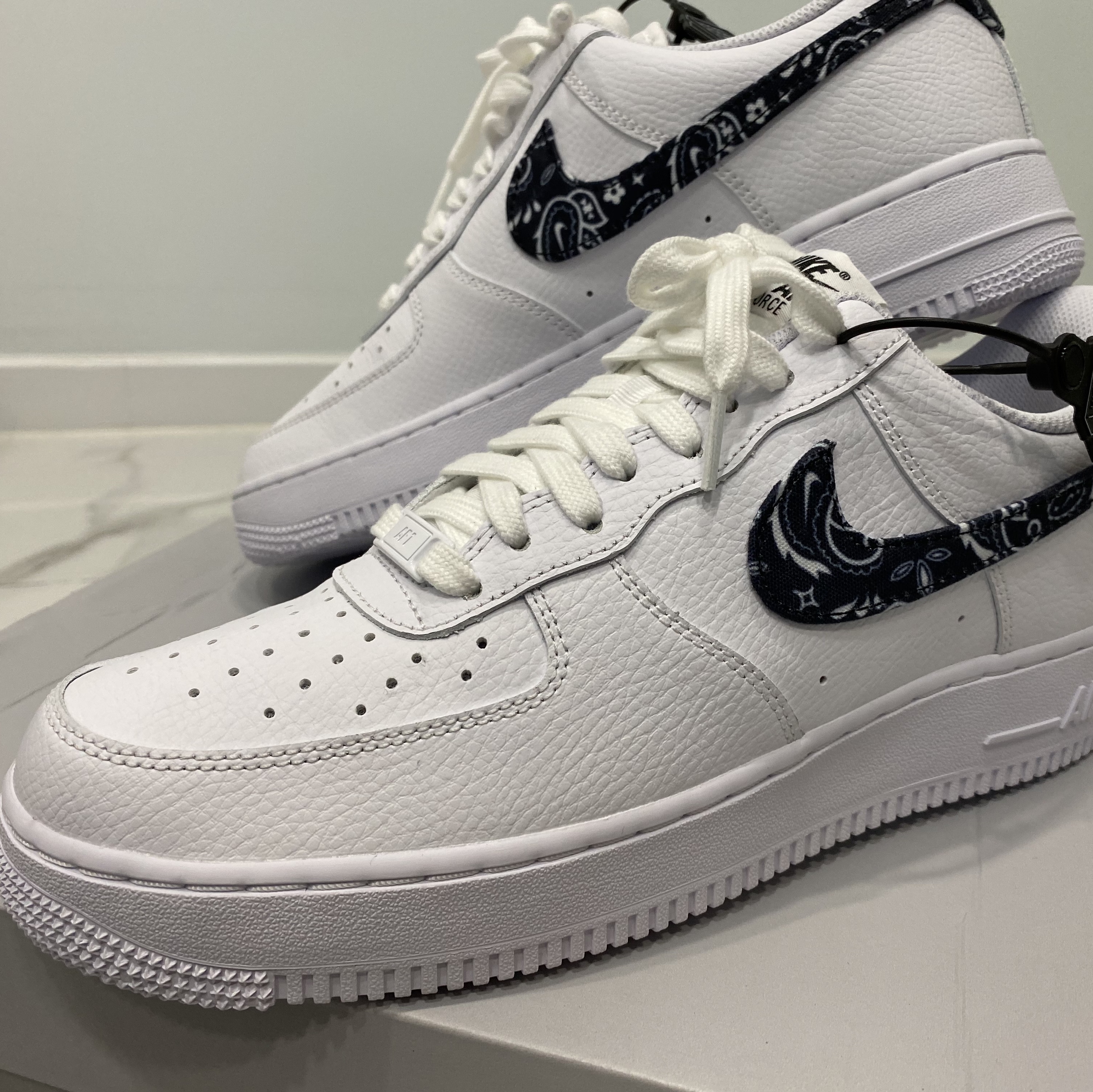 (W) Nike Air Force 1 '07 Essential Paisley Swoosh White Black 착용 스타일