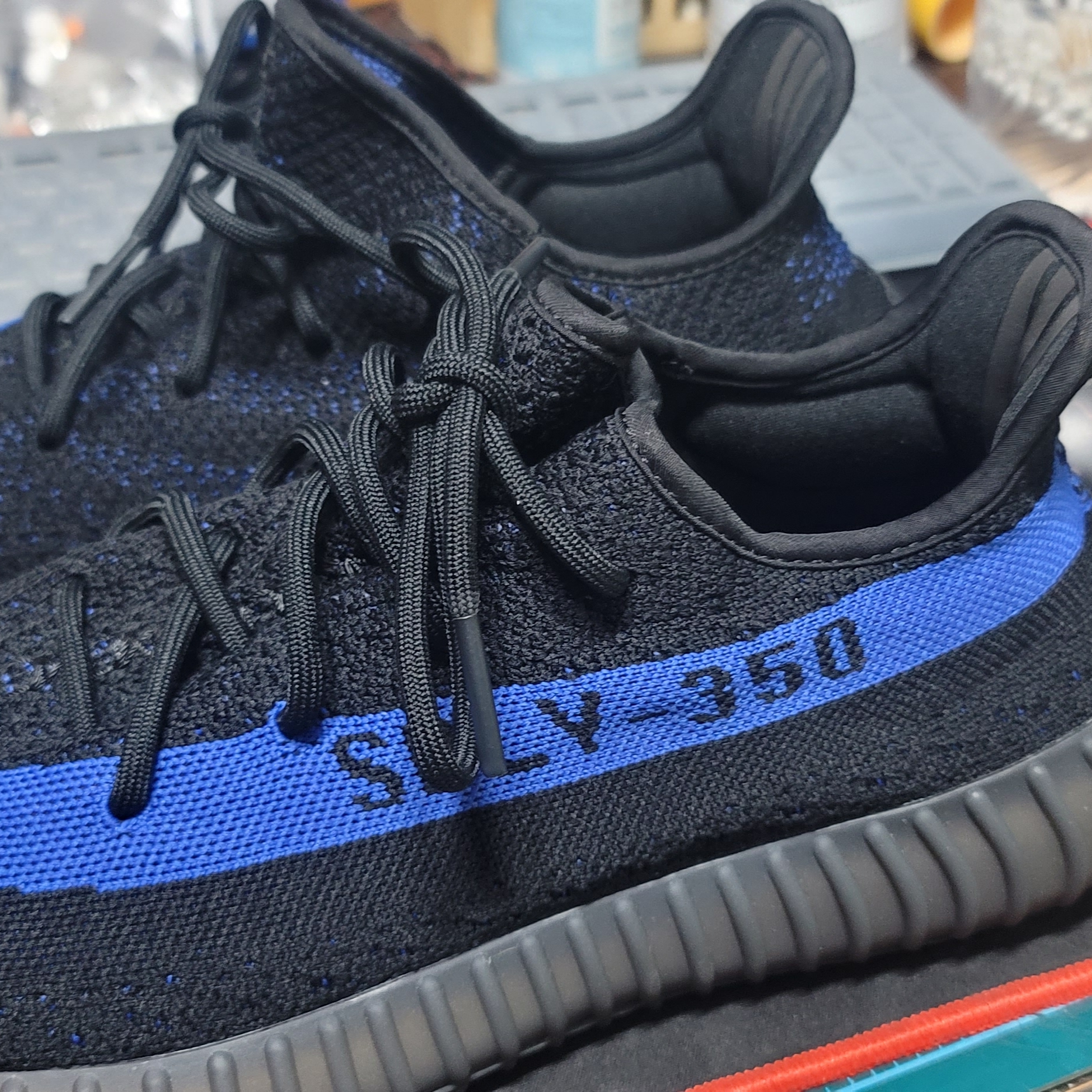 Adidas Yeezy Boost 350 V2 Dazzling Blue 착용 스타일