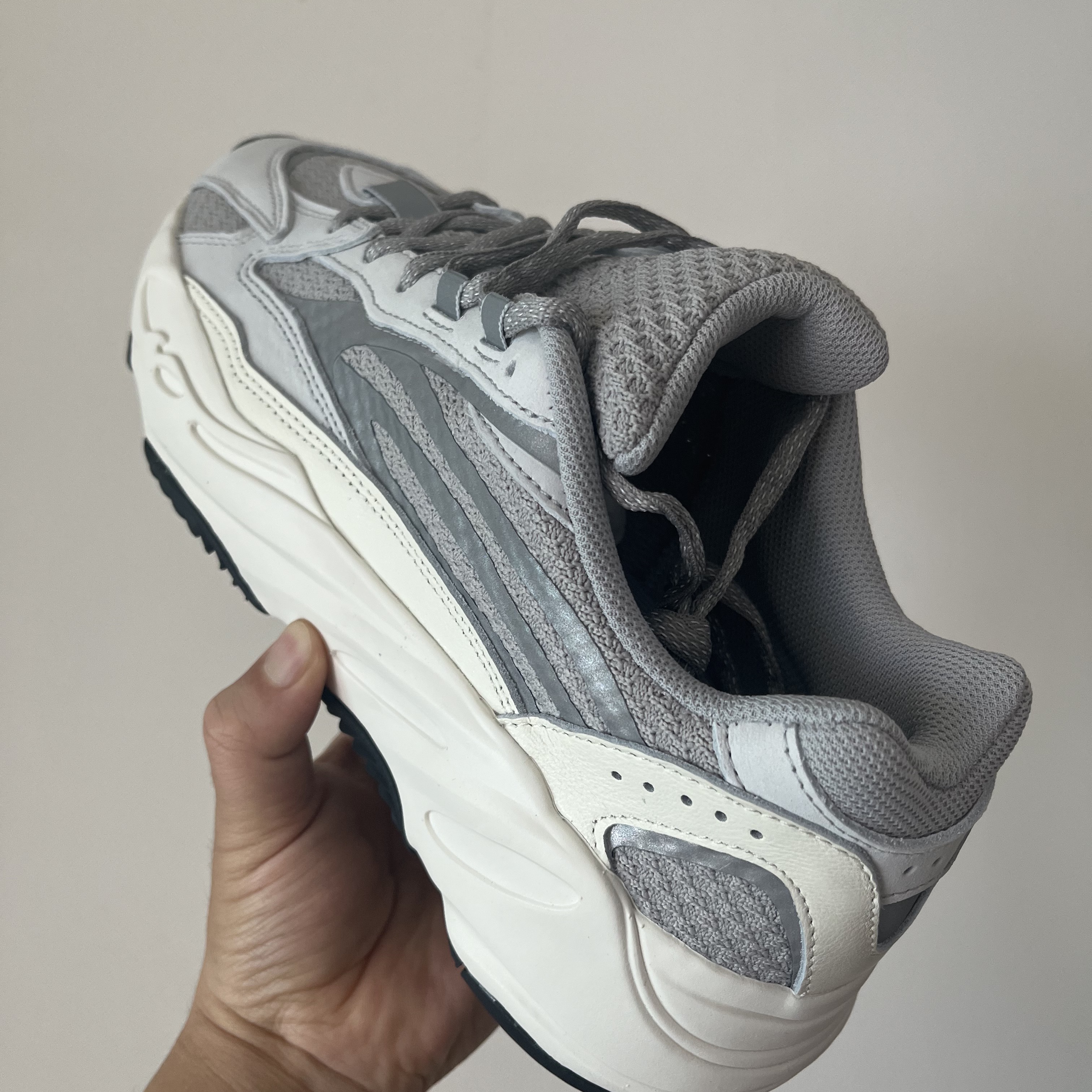 Adidas Yeezy Boost 700 V2 Static 2022 착용 스타일 - 3