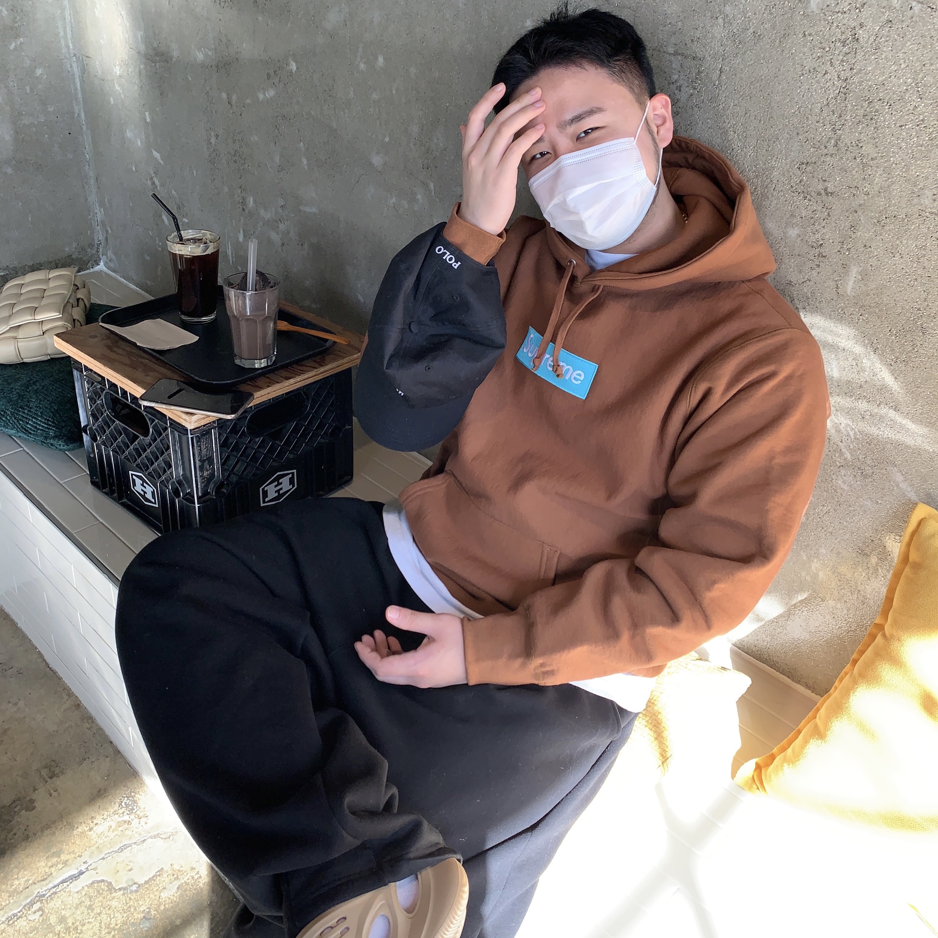 Supreme Box Logo Hooded Sweatshirt Rust - 17FW, Adidas Yeezy Foam RNNR Ochre 착용 스타일