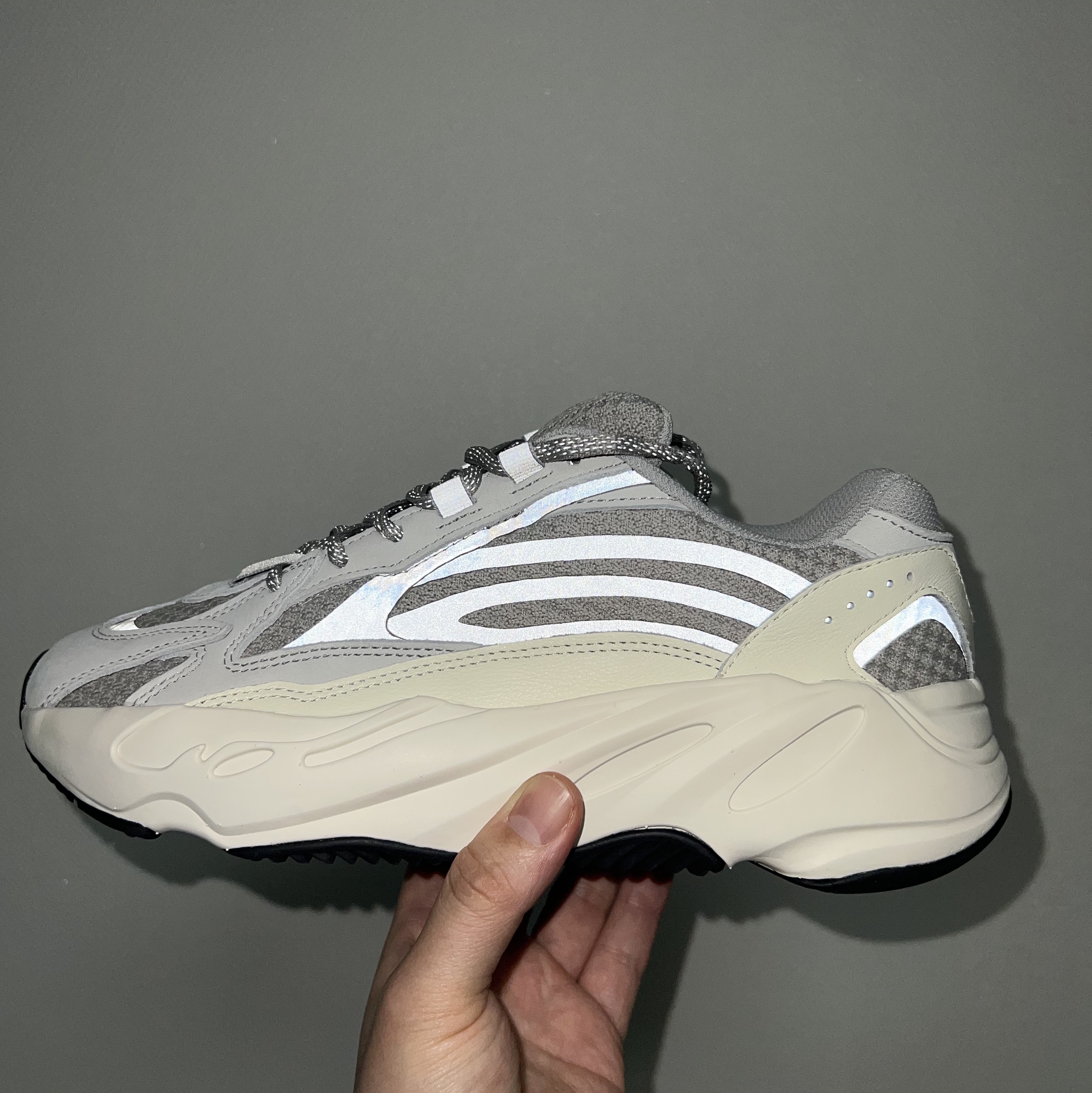 Adidas Yeezy Boost 700 V2 Static 2022 착용 스타일 - 1