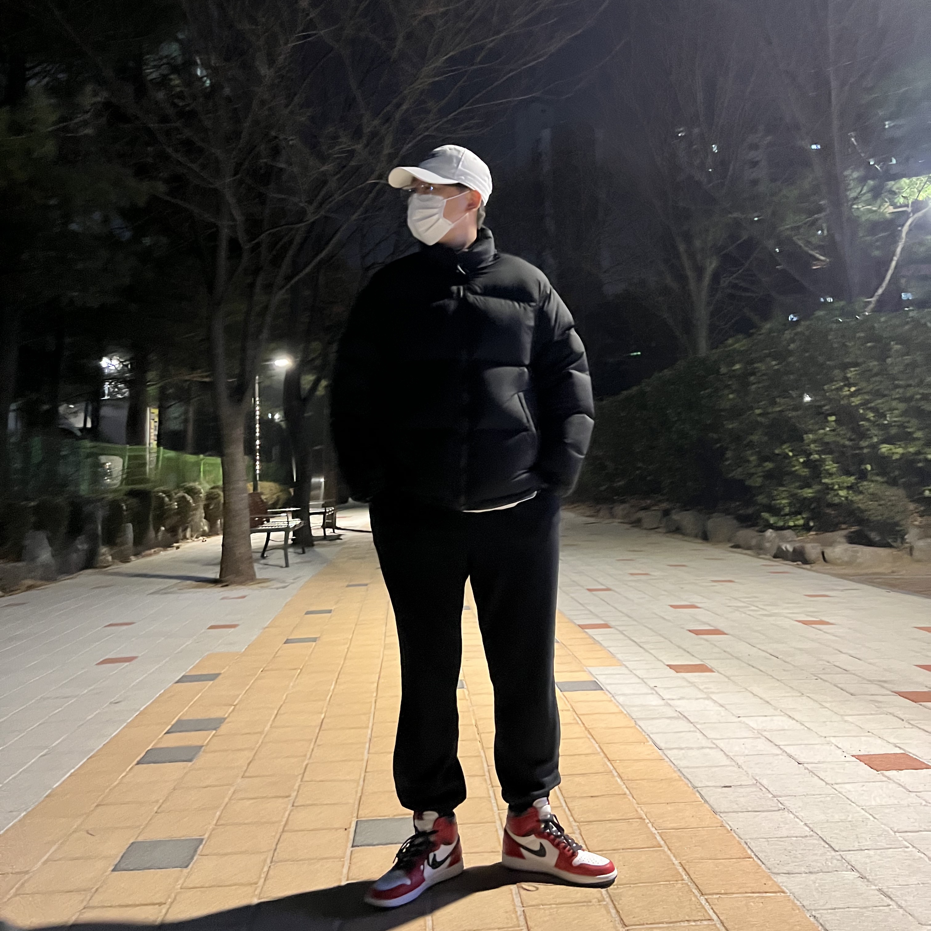 Jordan 1 Retro High OG Black Mocha, Adidas Yeezy Boost 700 Wave Runner Solid Grey 2017/2019 착용 스타일 - 3