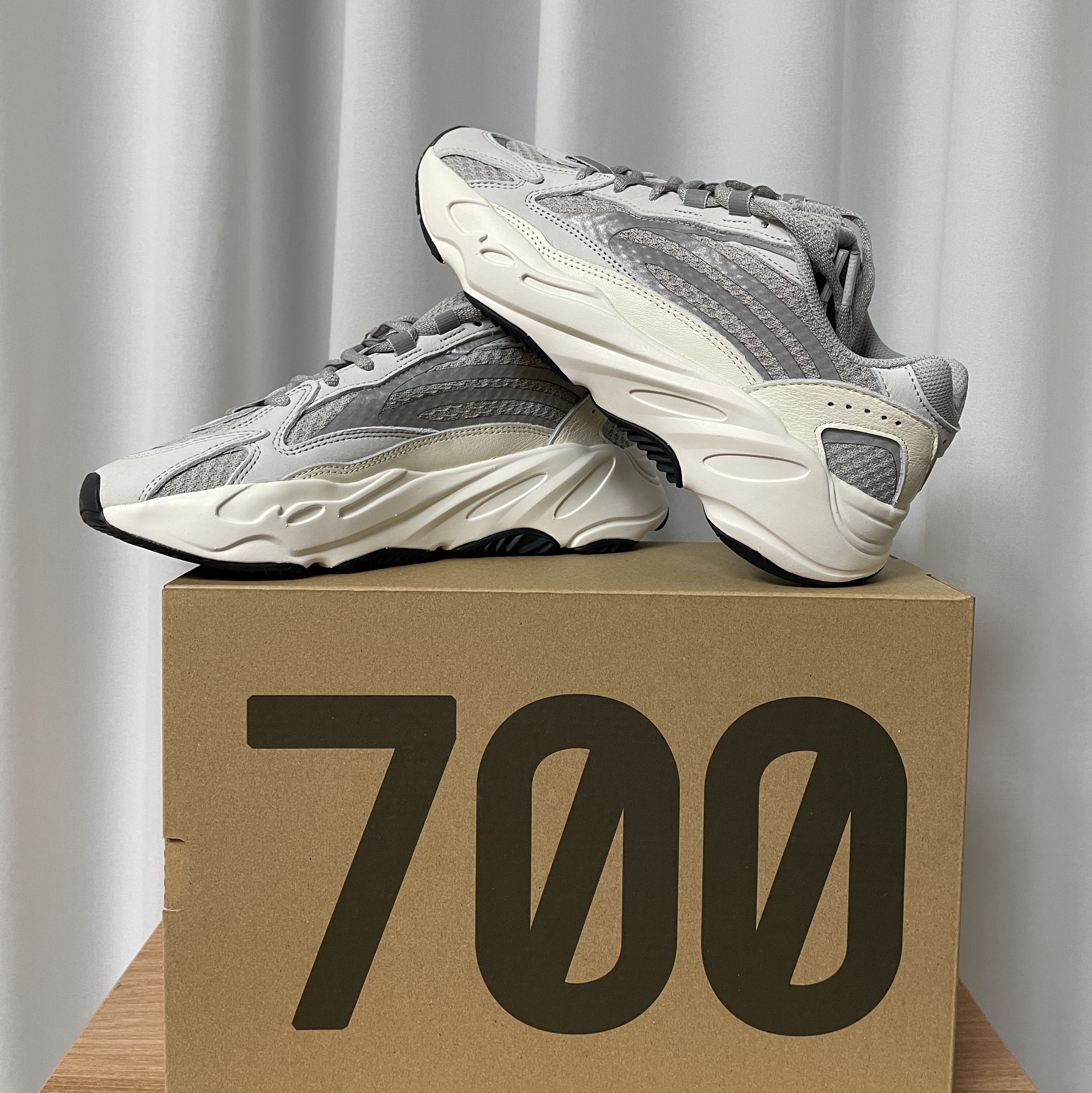 Adidas Yeezy Boost 700 V2 Static 2022 착용 스타일