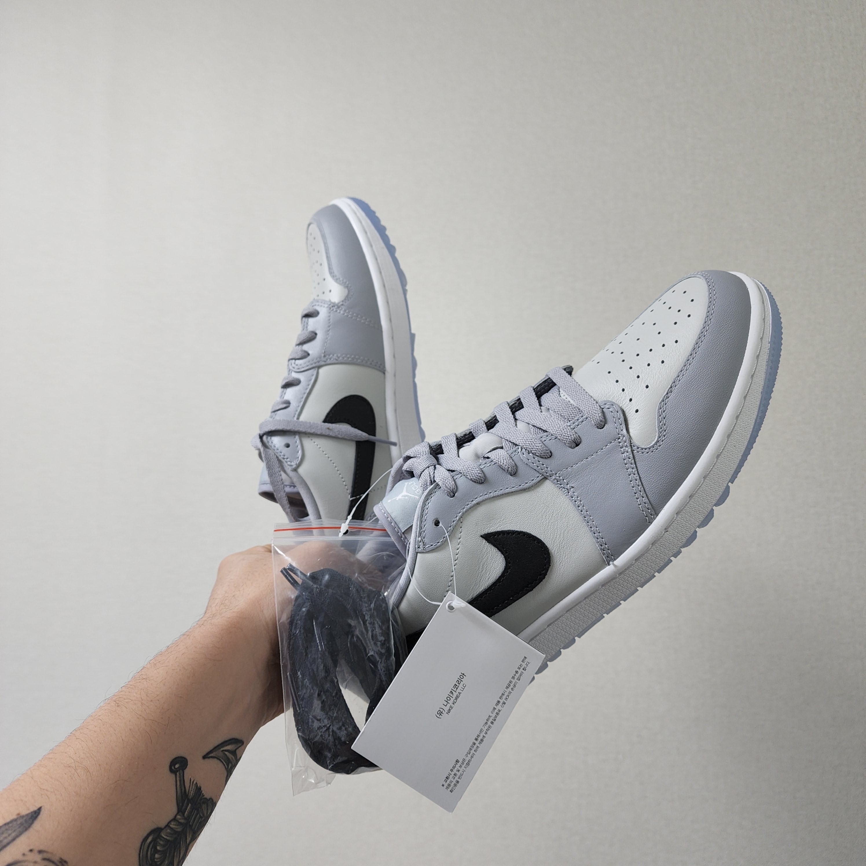 Jordan 1 Low Golf Wolf Grey 착용 스타일 - 1