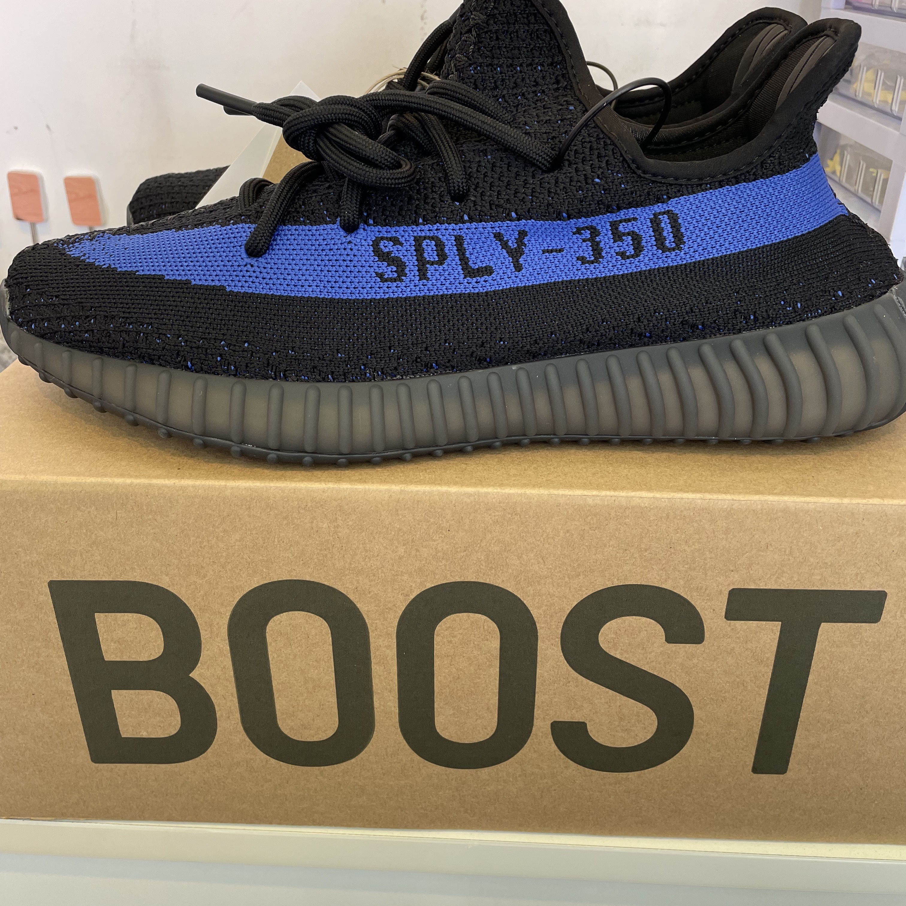Adidas Yeezy Boost 350 V2 Dazzling Blue 착용 스타일 - 3