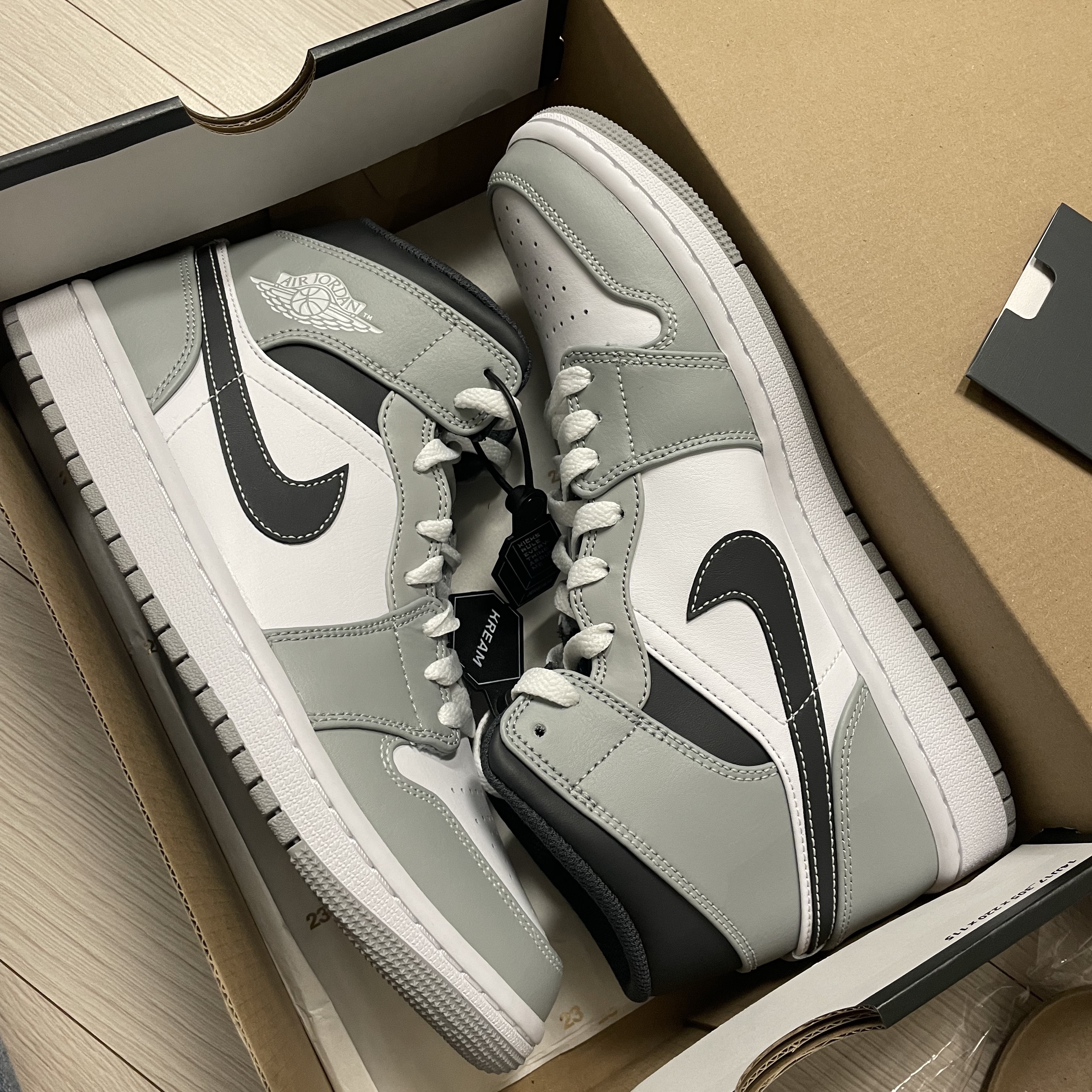 Jordan 1 Mid Light Smoke Grey Anthracite 착용 스타일 - 2