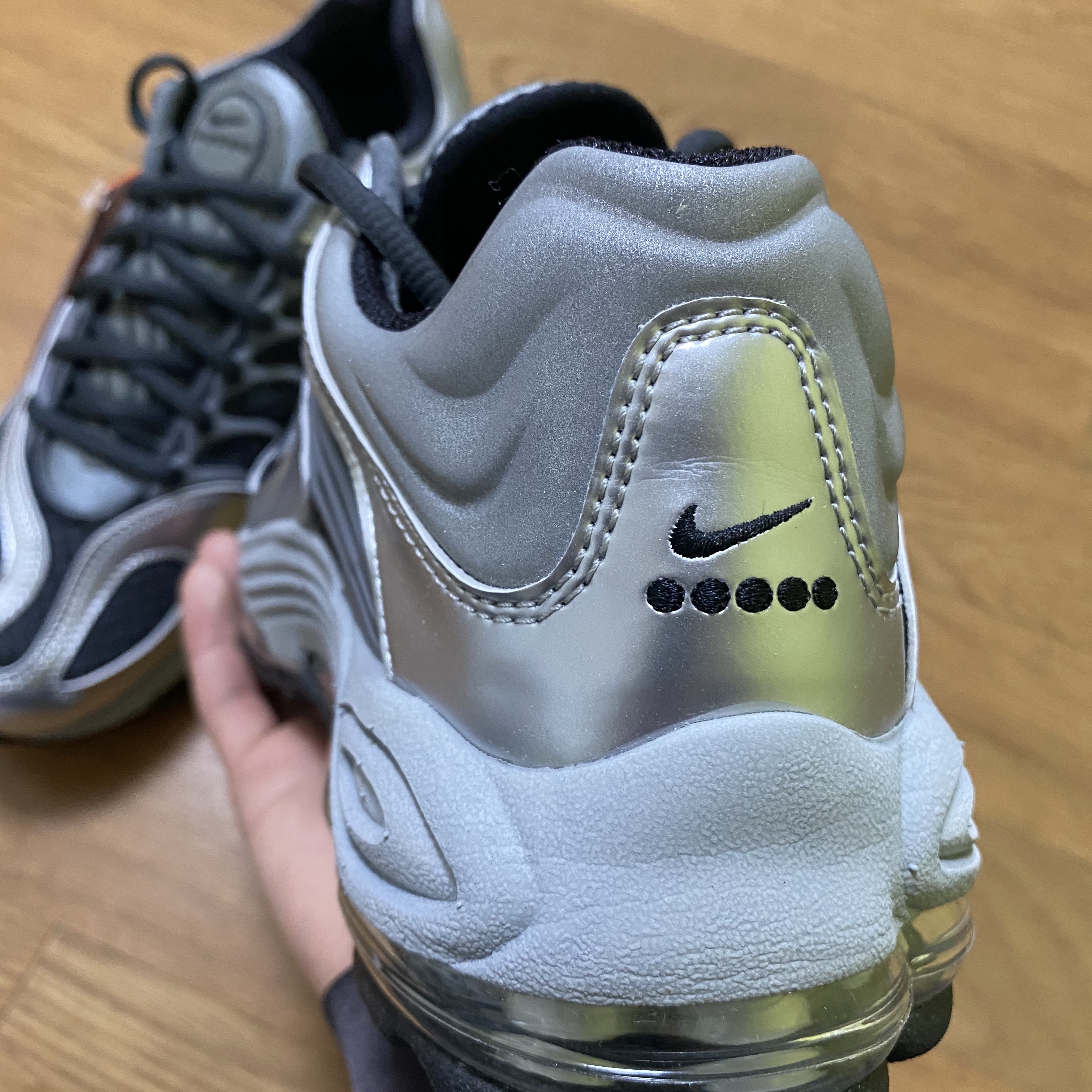 Nike Air Tuned Max Black Smoke Grey 착용 스타일 - 2