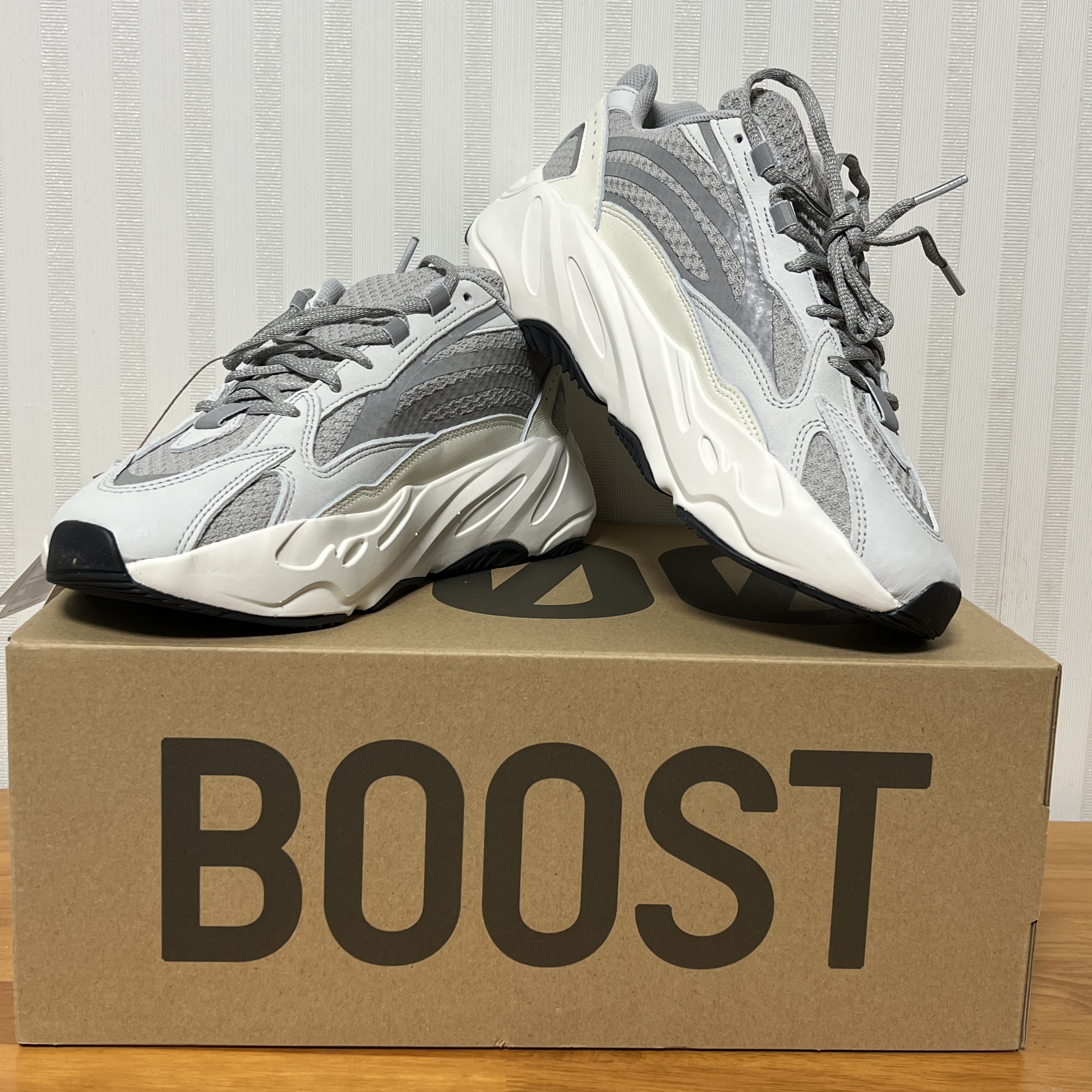 Adidas Yeezy Boost 700 V2 Static 2022 착용 스타일 - 2