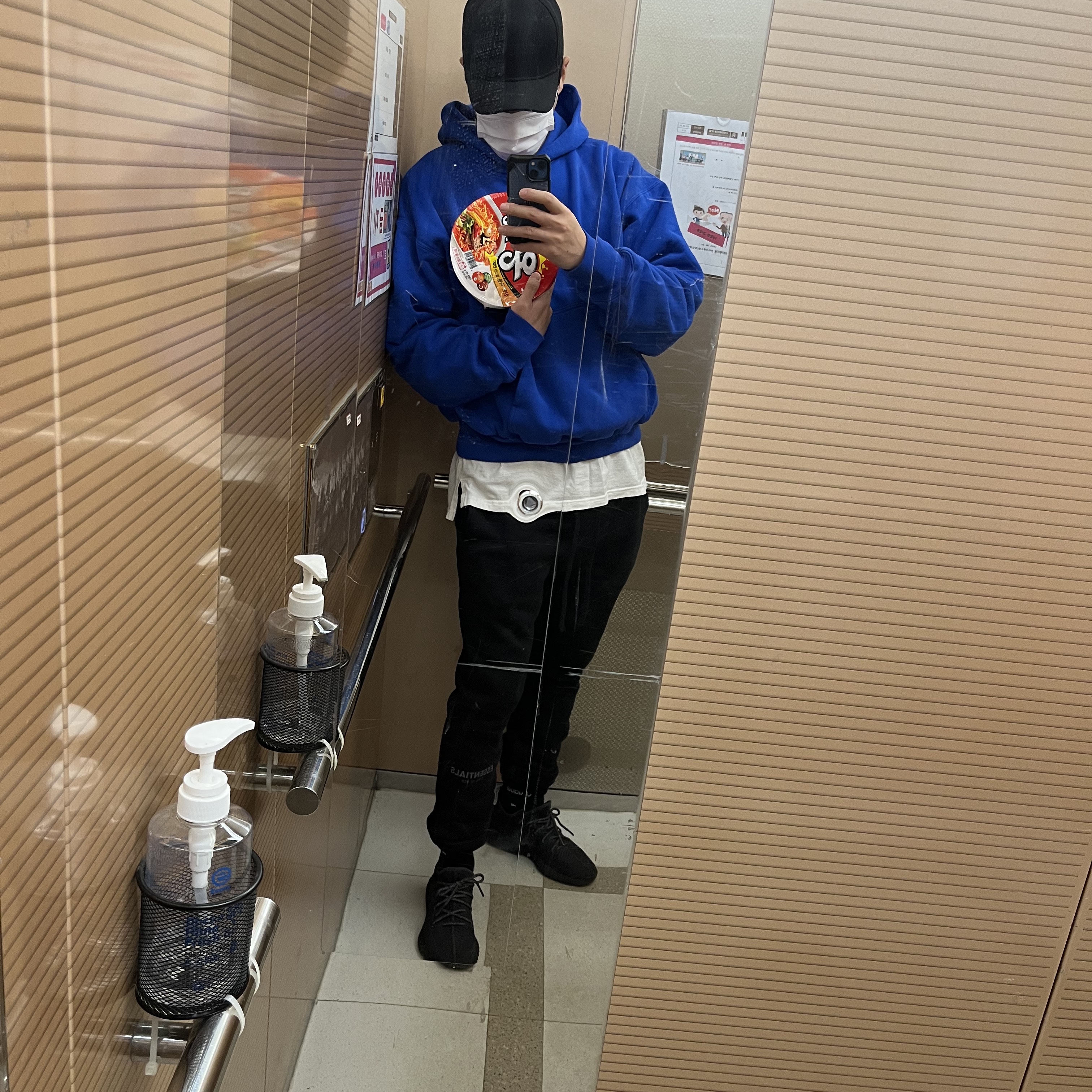 Adidas Yeezy Boost 350 V2 Black - Non-Reflective, Essentials The Core Collection Sweatpants Black 착용 스타일 - 1