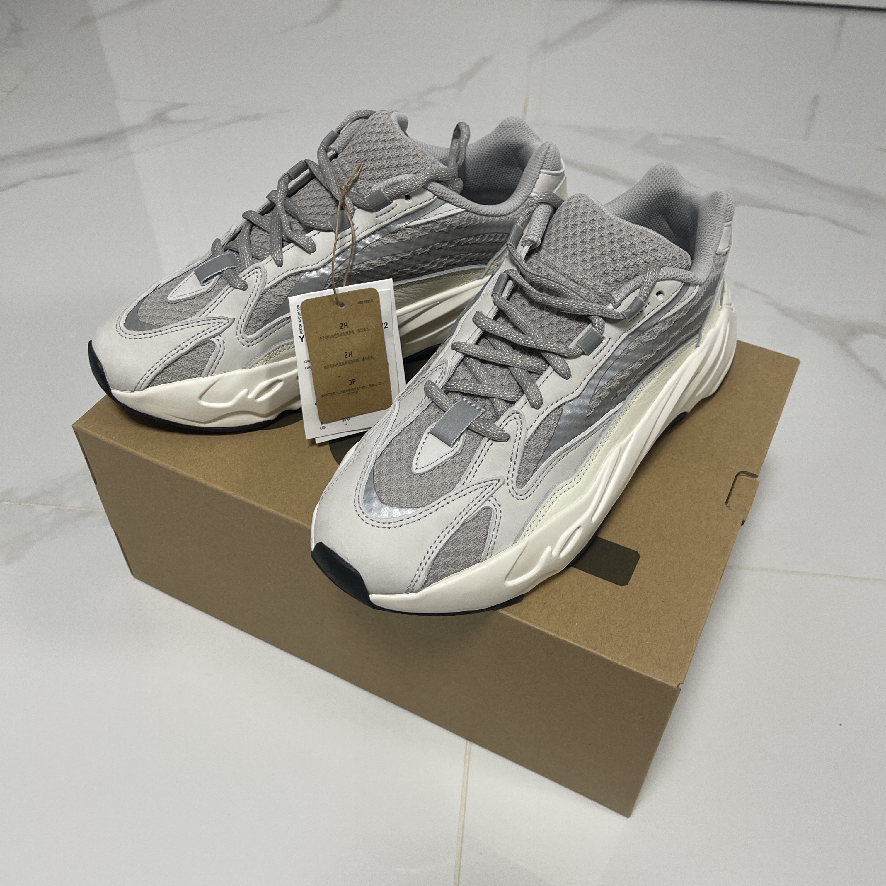Adidas Yeezy Boost 700 V2 Static 2022 착용 스타일 - 1