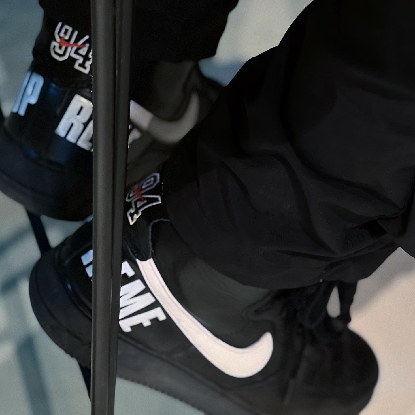 Nike x Supreme Air Force 1 High World Famous Black 착용 스타일 - 5