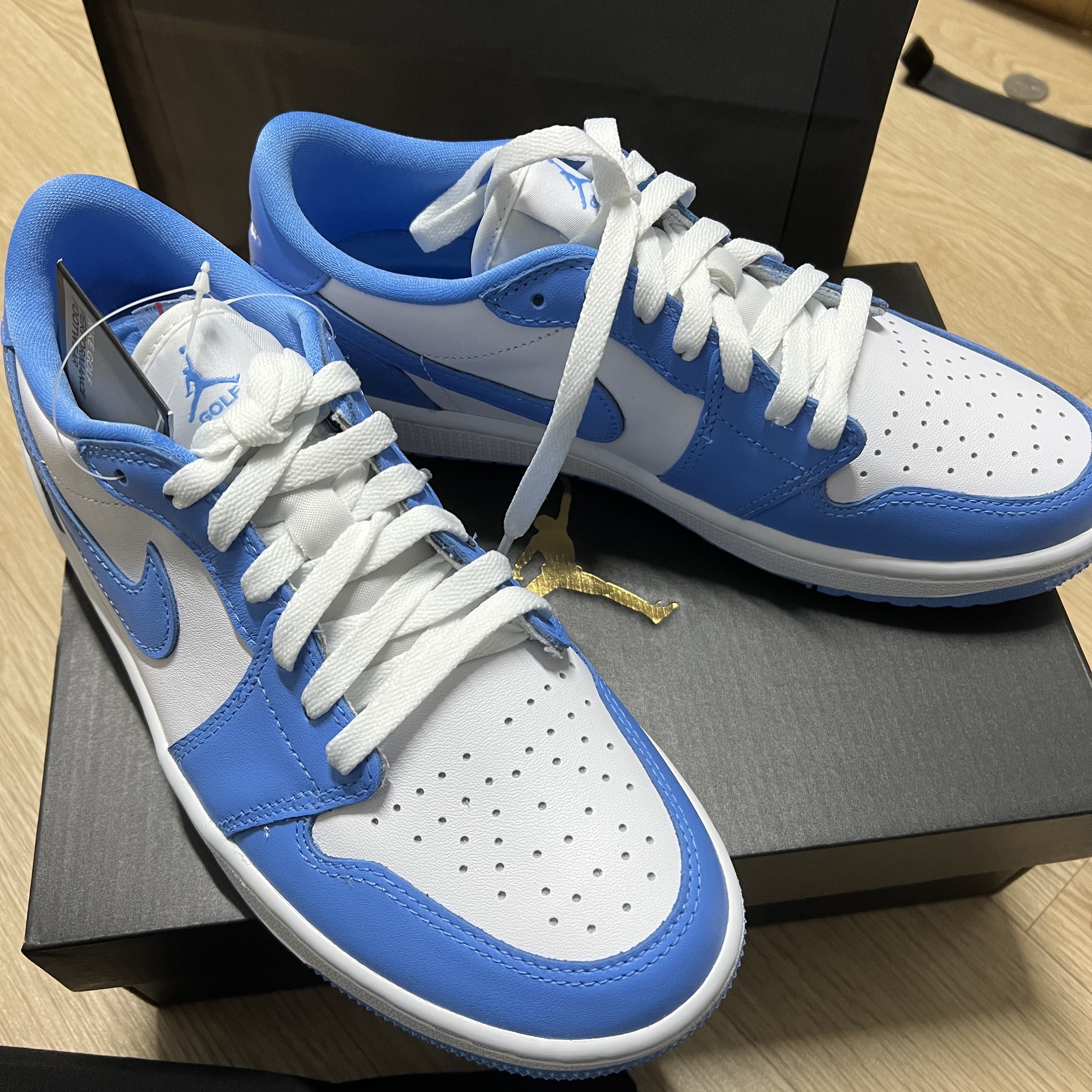 Jordan 1 Low Golf White and University Blue 착용 스타일