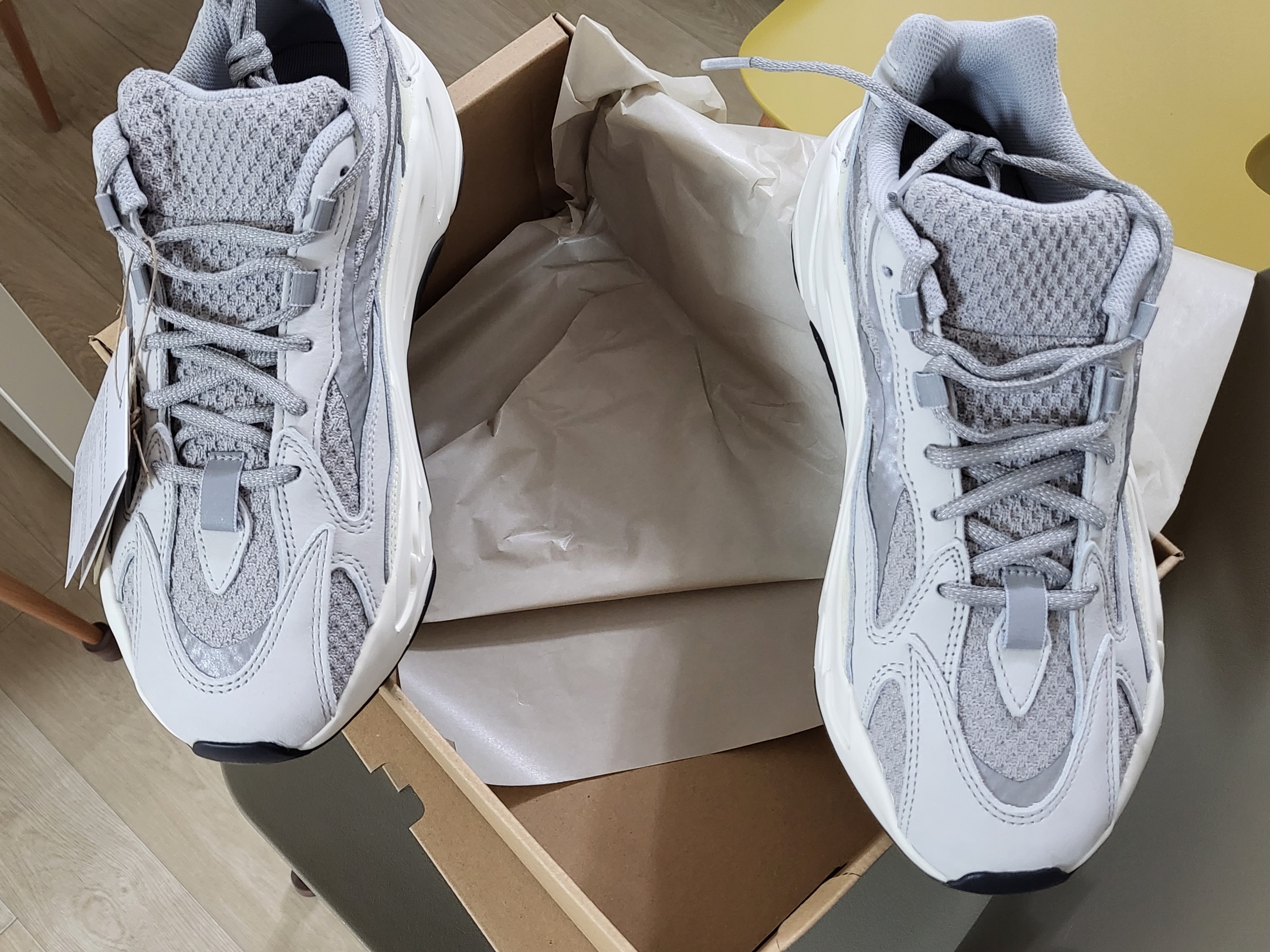 Adidas Yeezy Boost 700 V2 Static 2022 착용 스타일 - 2