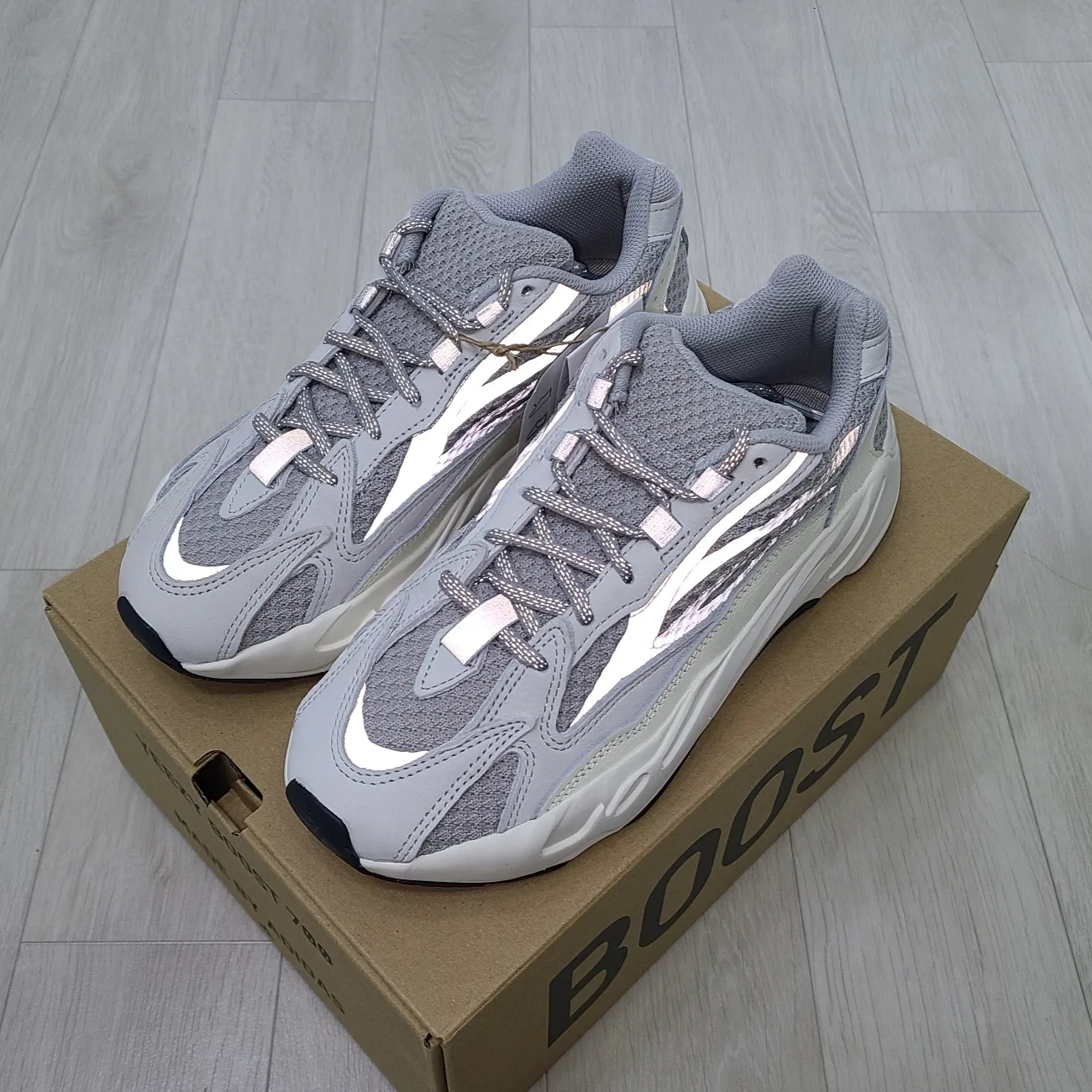 Adidas Yeezy Boost 700 V2 Static 2022 착용 스타일 - 3