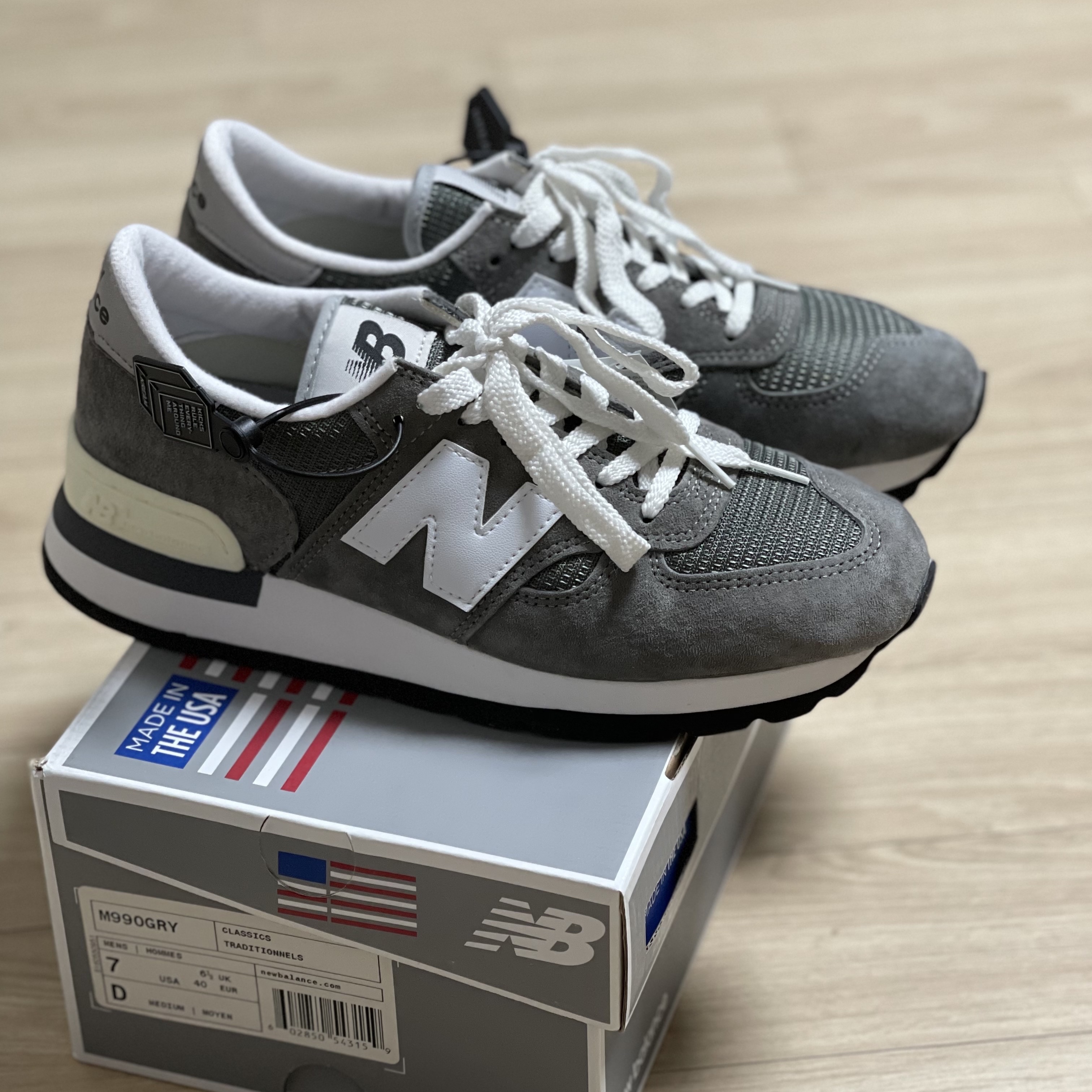 New Balance 990 Made in USA Grey 착용 스타일 - 1
