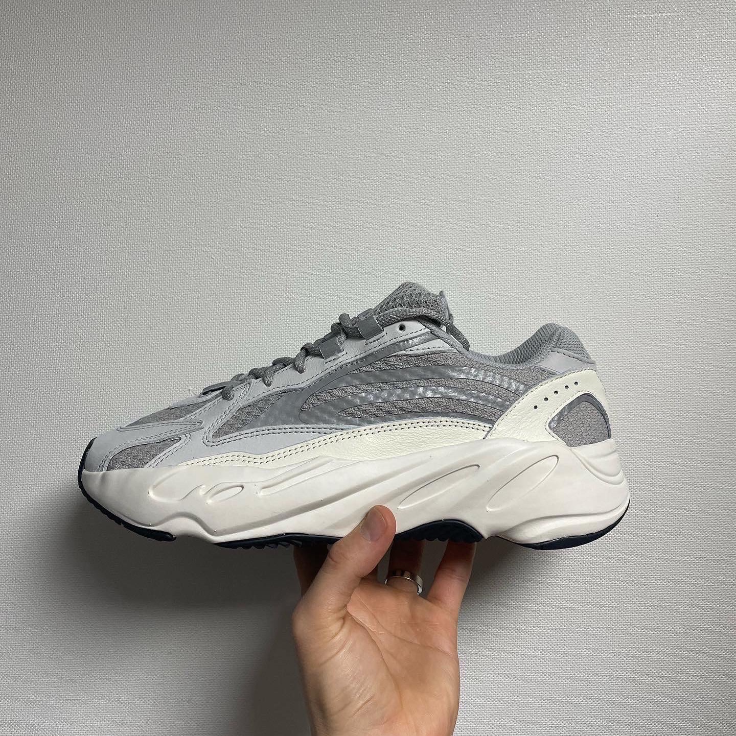 Adidas Yeezy Boost 700 V2 Static 2022 착용 스타일