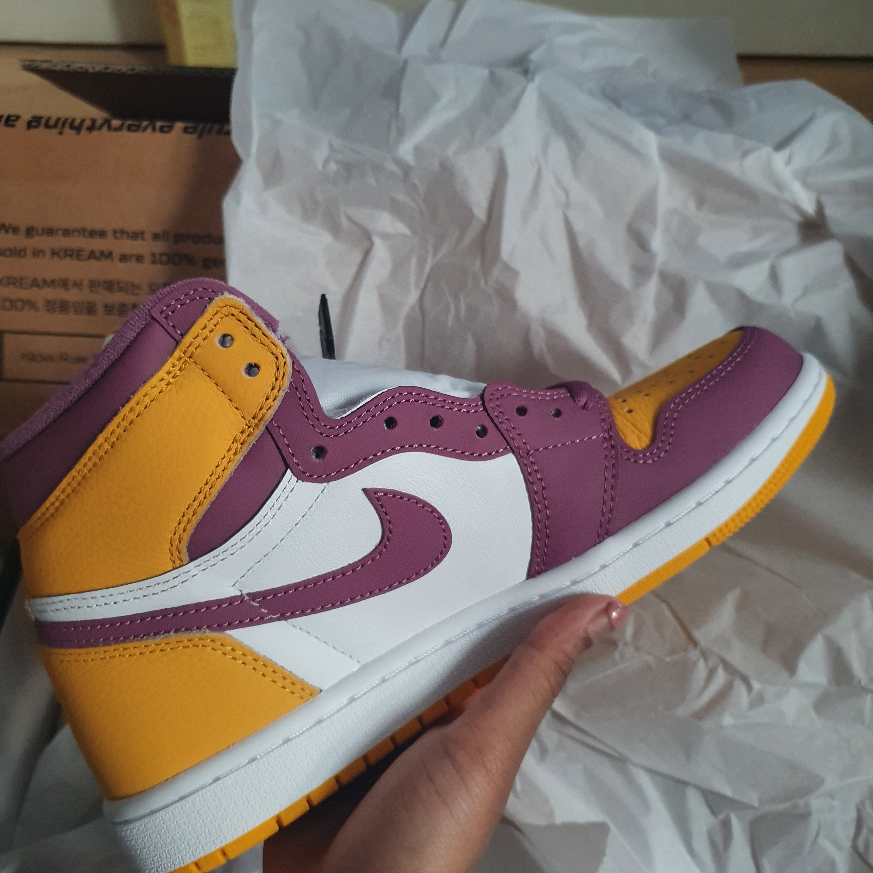 (GS) Jordan 1 Retro High OG University Gold Light Bordeaux, Jordan 1 Retro High OG University Gold Light Bordeaux 착용 스타일