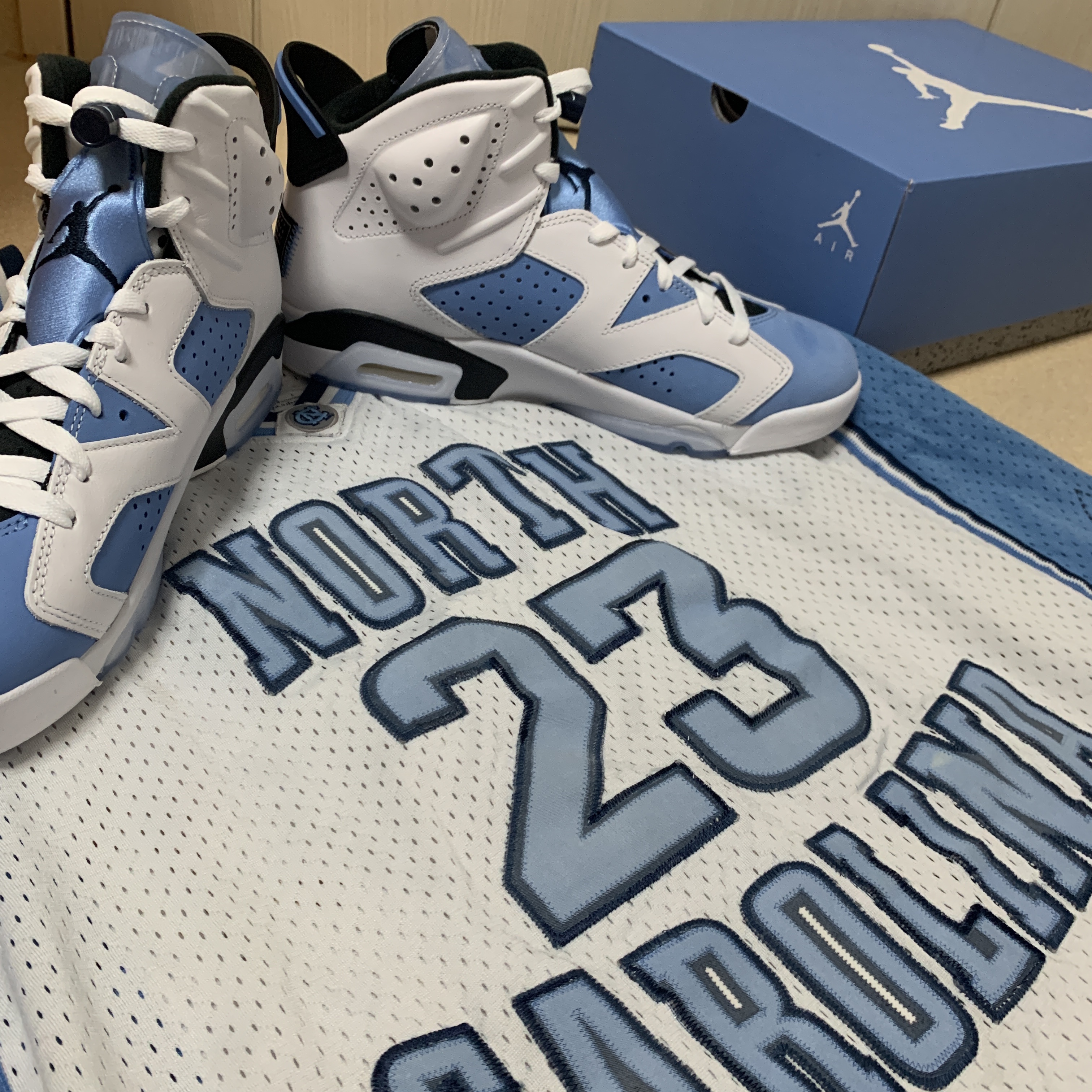 Jordan 6 Retro University Blue 착용 스타일
