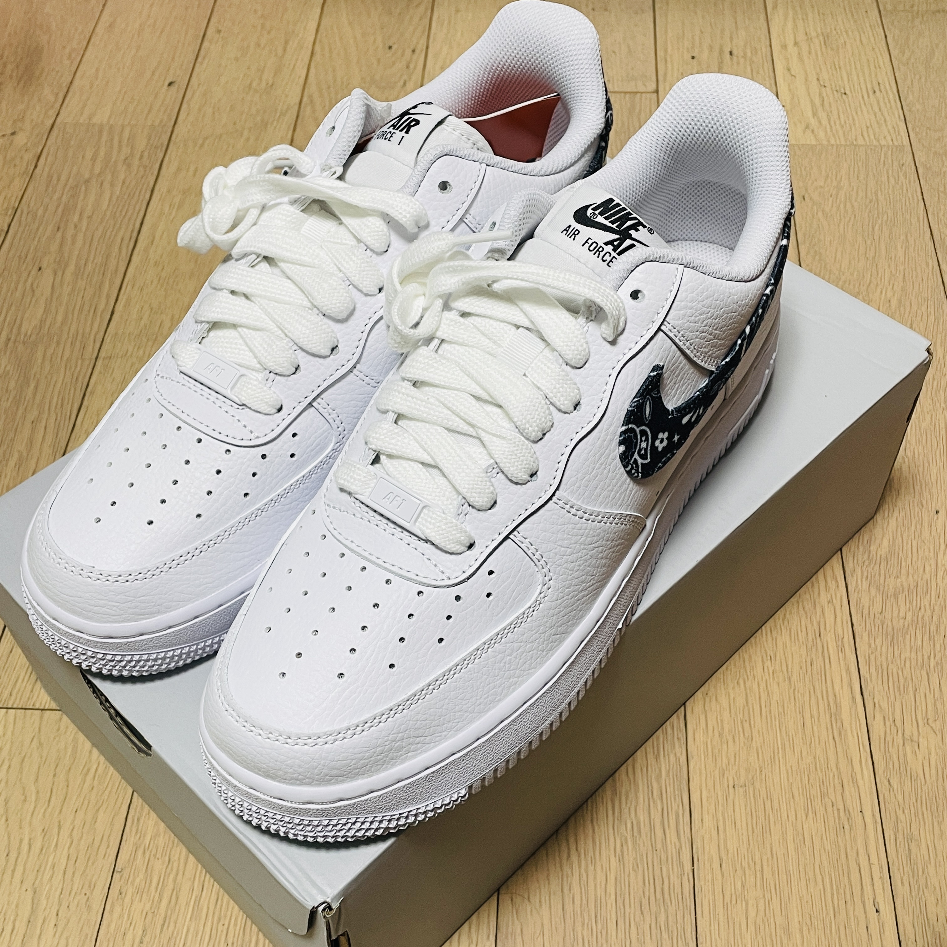 (W) Nike Air Force 1 '07 Essential Paisley Swoosh White Black 착용 스타일 - 1